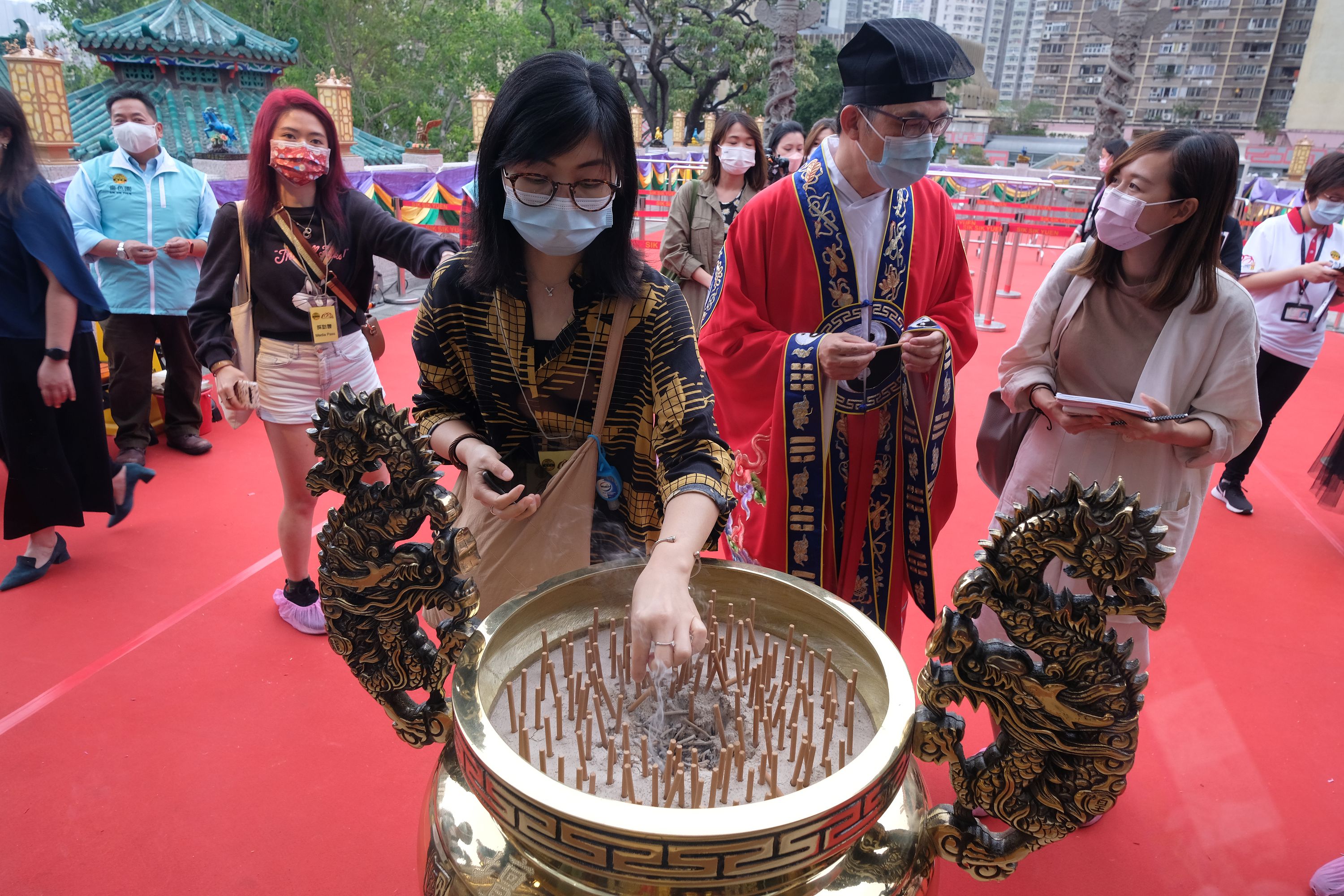 要完成一套「貼金功德」程序，善信需先向財神敬上檀香木一枝，誠心稟神默禱、祈福。（大公文匯全媒體記者 麥鈞傑 攝）