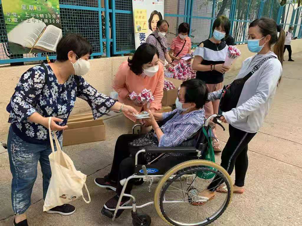 今日（9日）是母親節，工聯會婦委在土瓜灣街頭，為街坊市民送上花支及小禮包，共慶母親節。（記者馮沛賢攝）