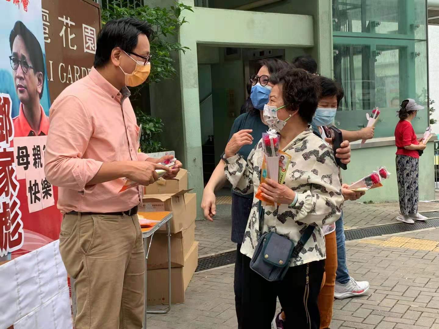 今日（9日）是母親節，工聯會婦委在土瓜灣街頭，為街坊市民送上花支及小禮包，共慶母親節。（記者馮沛賢攝）