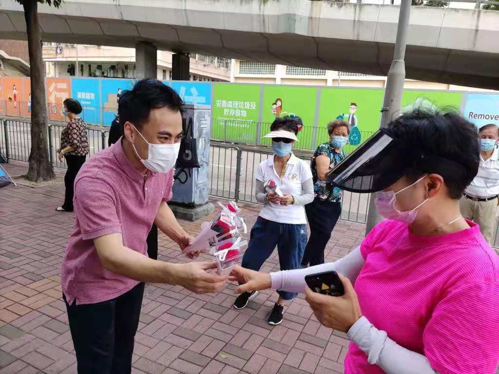 今日（9日）是母親節，工聯會婦委在土瓜灣街頭，為街坊市民送上花支及小禮包，共慶母親節。（記者馮沛賢攝）