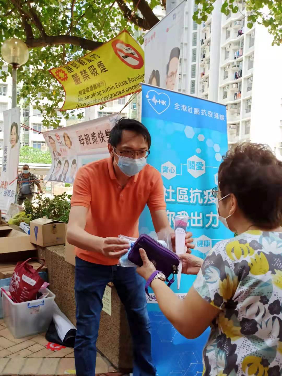 今日（9日）是母親節，工聯會婦委在土瓜灣街頭，為街坊市民送上花支及小禮包，共慶母親節。（記者馮沛賢攝）