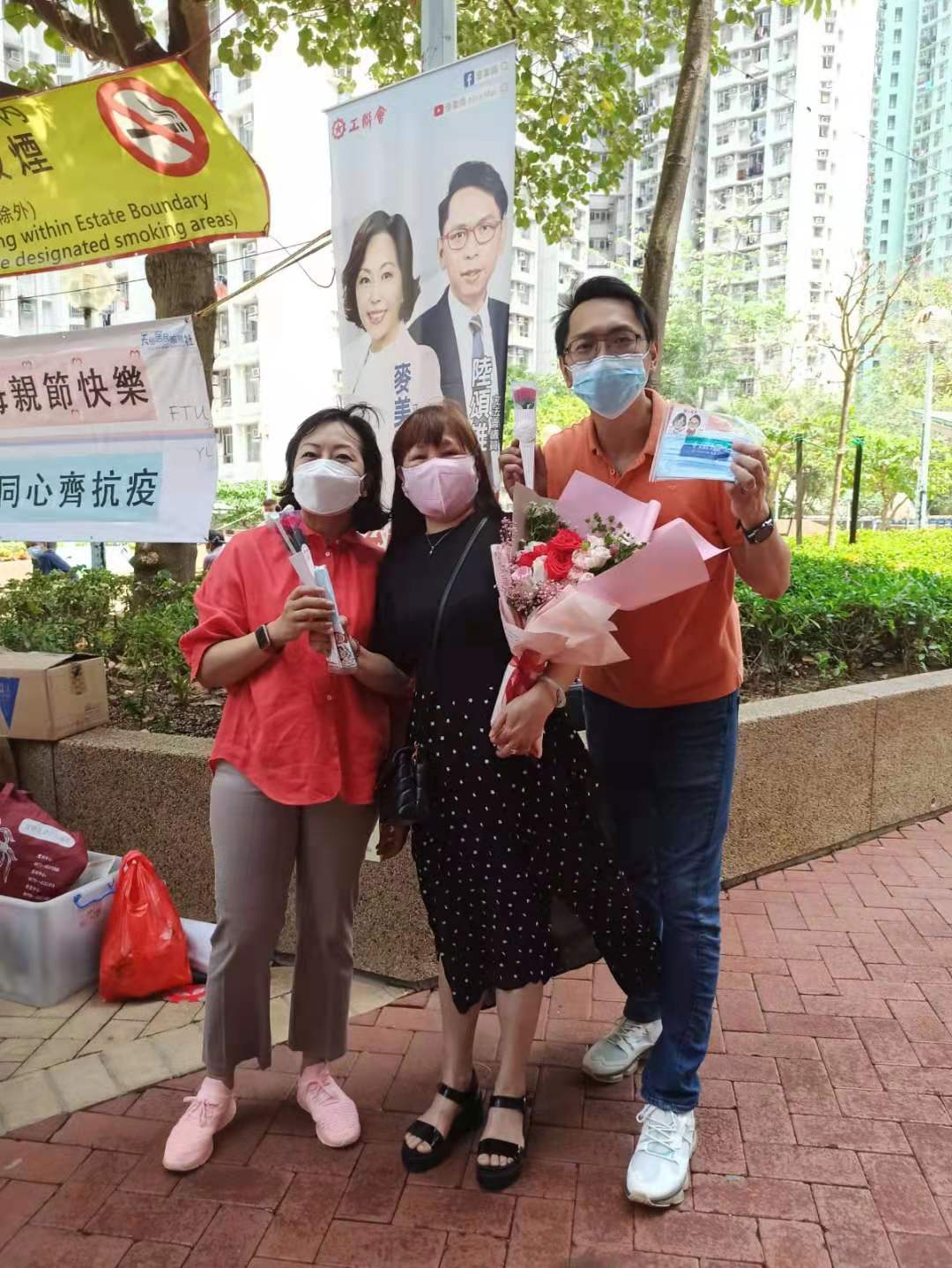 今日（9日）是母親節，工聯會婦委在土瓜灣街頭，為街坊市民送上花支及小禮包，共慶母親節。（記者馮沛賢攝）