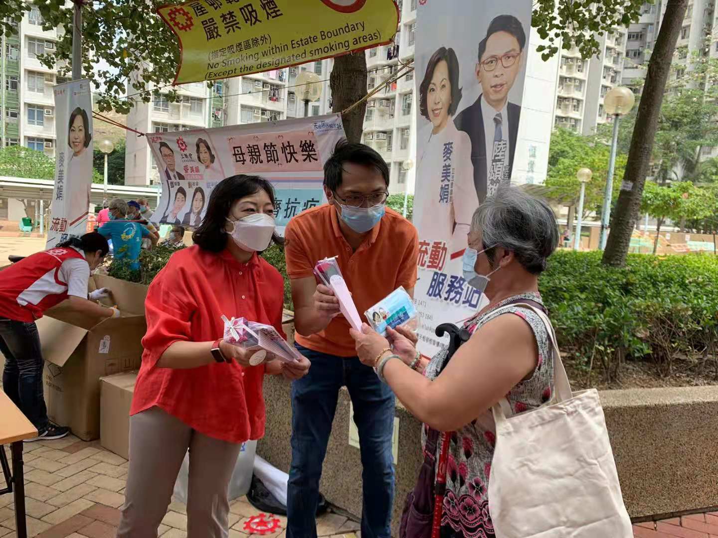 今日（9日）是母親節，工聯會婦委在土瓜灣街頭，為街坊市民送上花支及小禮包，共慶母親節。（記者馮沛賢攝）