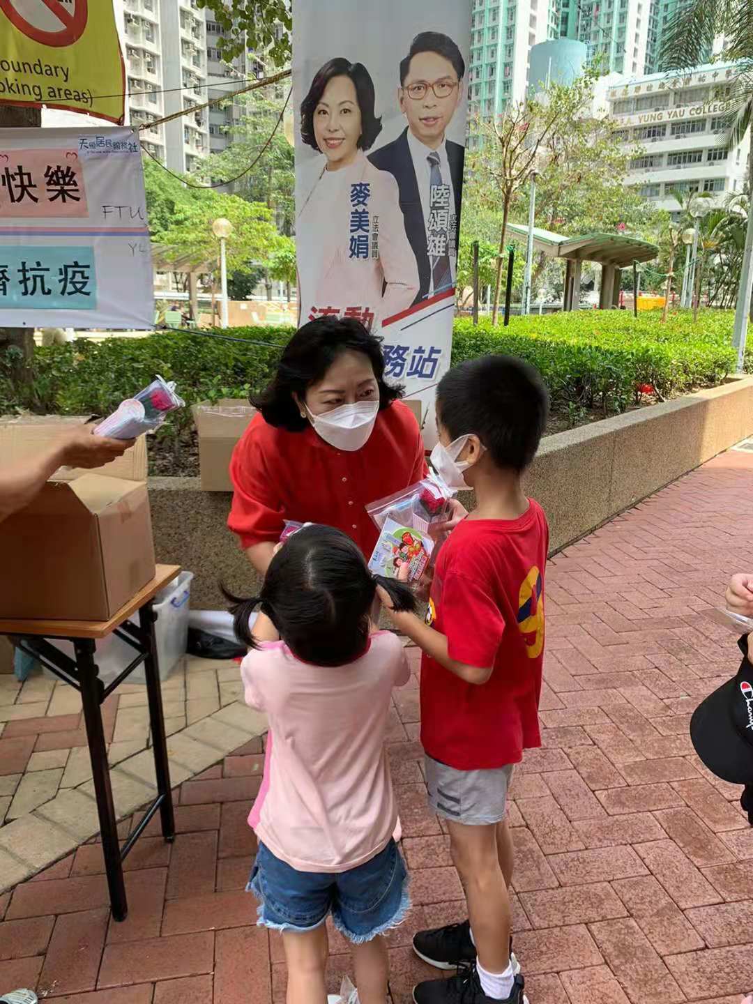 今日（9日）是母親節，工聯會婦委在土瓜灣街頭，為街坊市民送上花支及小禮包，共慶母親節。（記者馮沛賢攝）