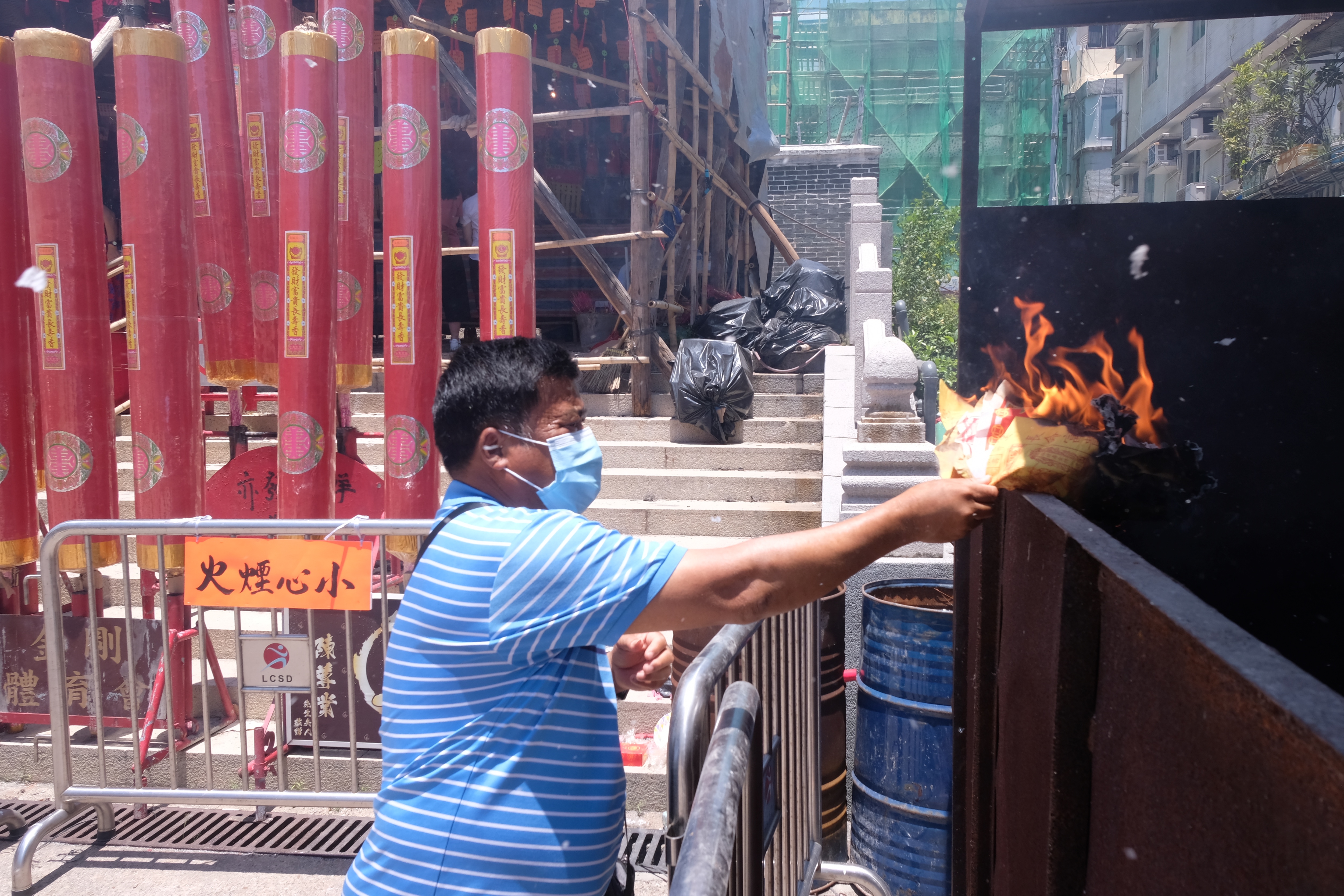 長洲太平清醮前夕 ，市民逛市道，舉辦神功戲開幕，為太平清醮做準備。（大公文匯全媒體記者麥鈞傑攝）