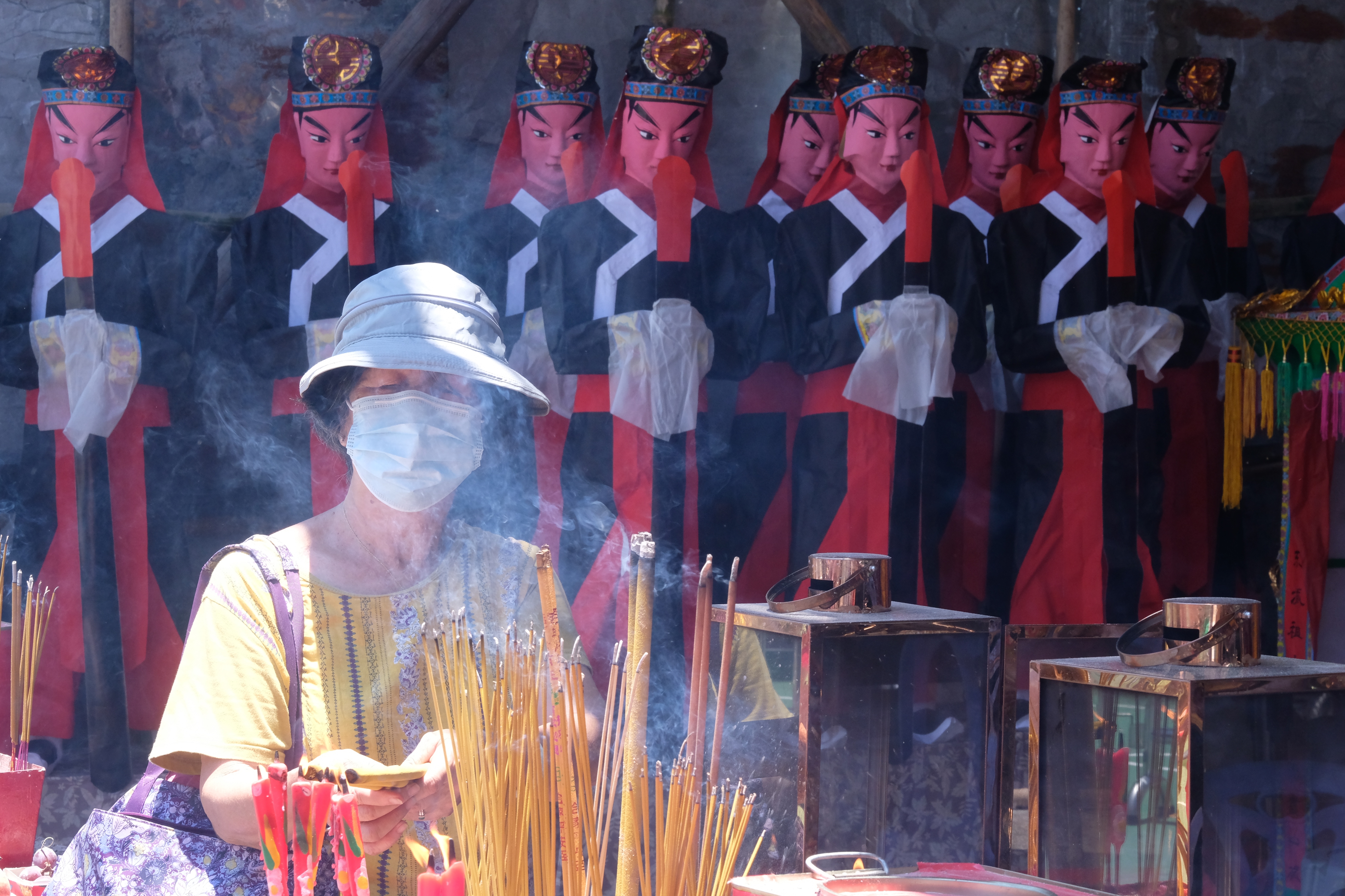 長洲太平清醮前夕 ，市民逛市道，舉辦神功戲開幕，為太平清醮做準備。（大公文匯全媒體記者麥鈞傑攝）