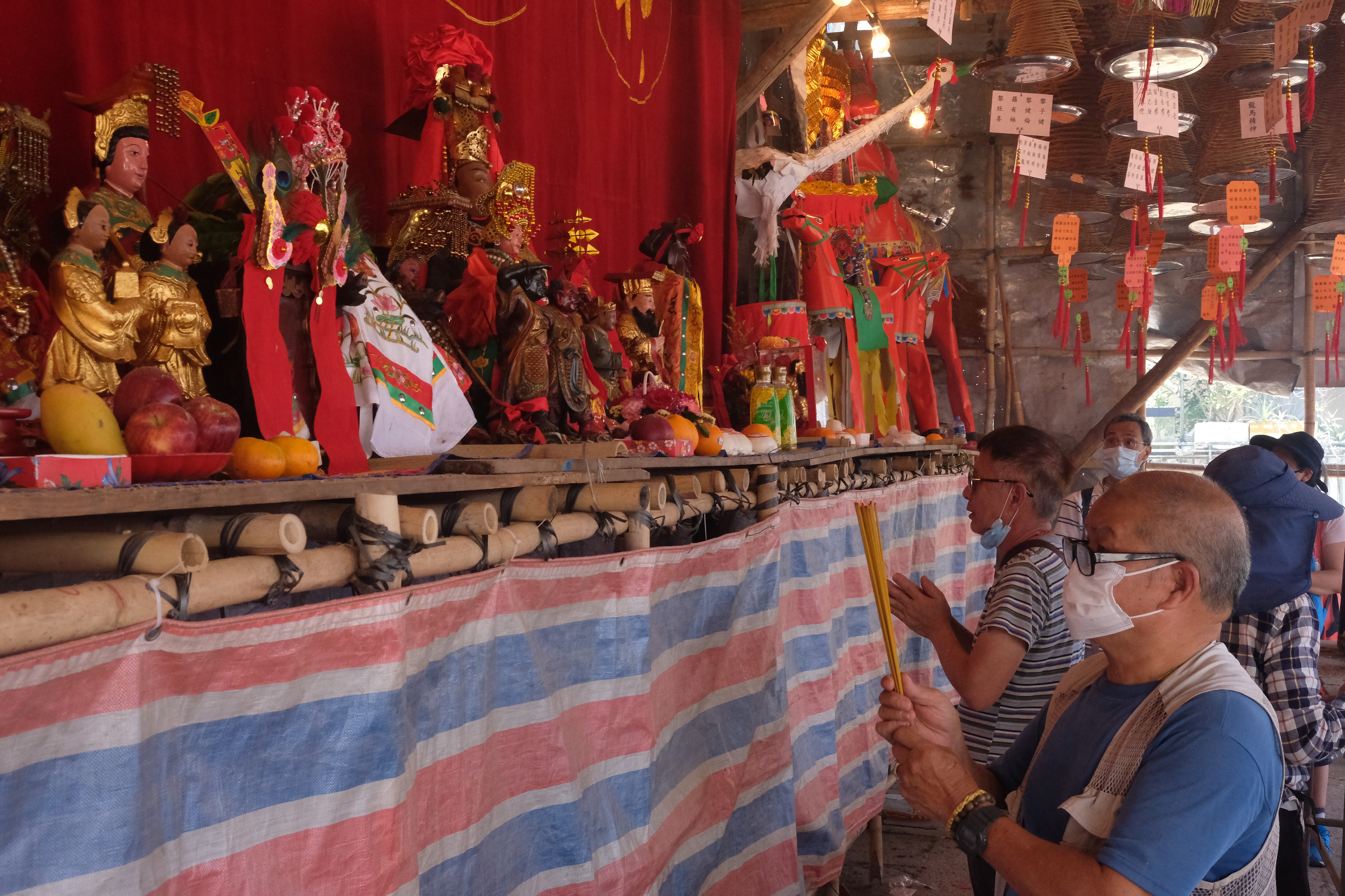 長洲太平清醮前夕 ，市民逛市道，舉辦神功戲開幕，為太平清醮做準備。（大公文匯全媒體記者麥鈞傑攝）