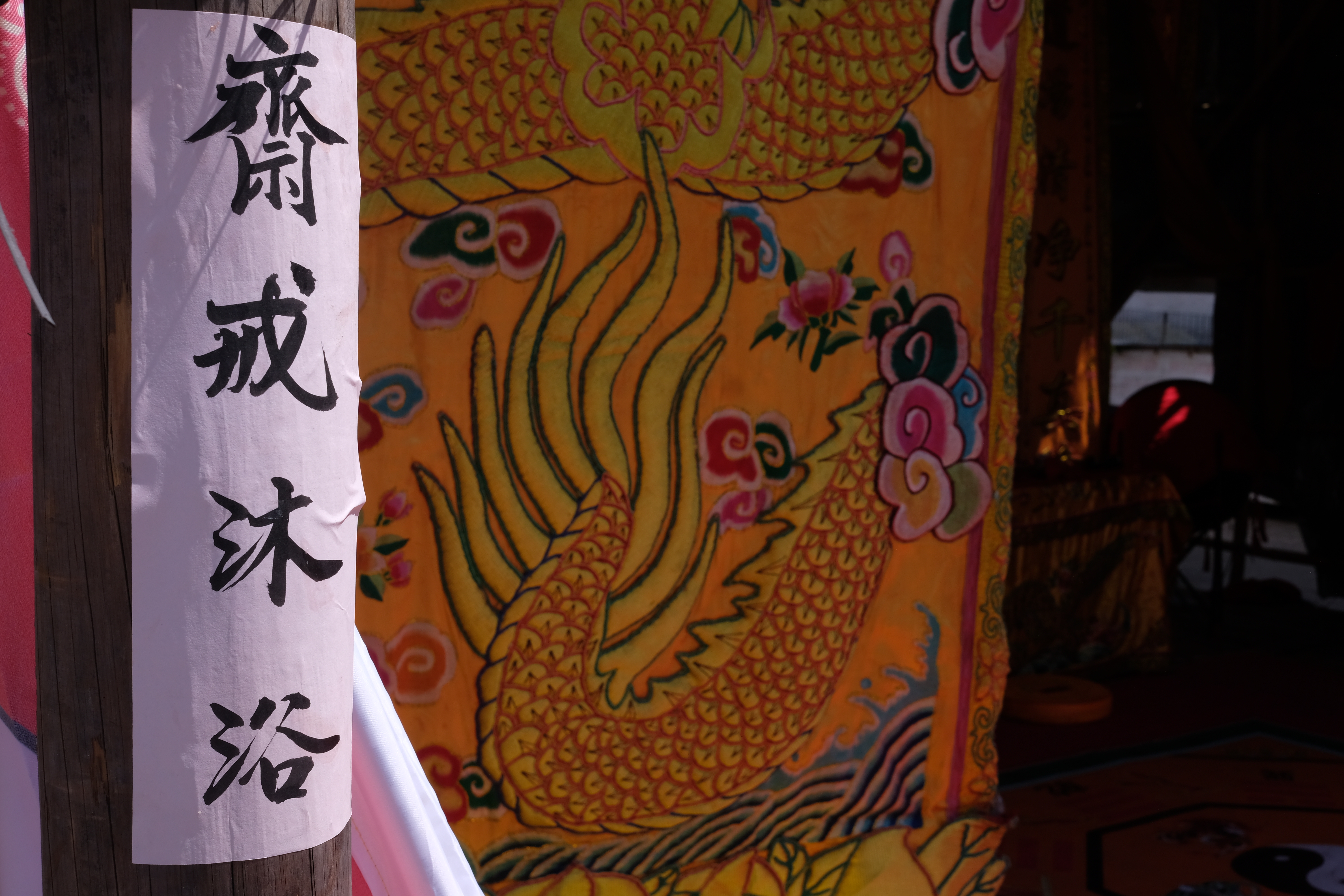 長洲太平清醮前夕 ，市民逛市道，舉辦神功戲開幕，為太平清醮做準備。（大公文匯全媒體記者麥鈞傑攝）