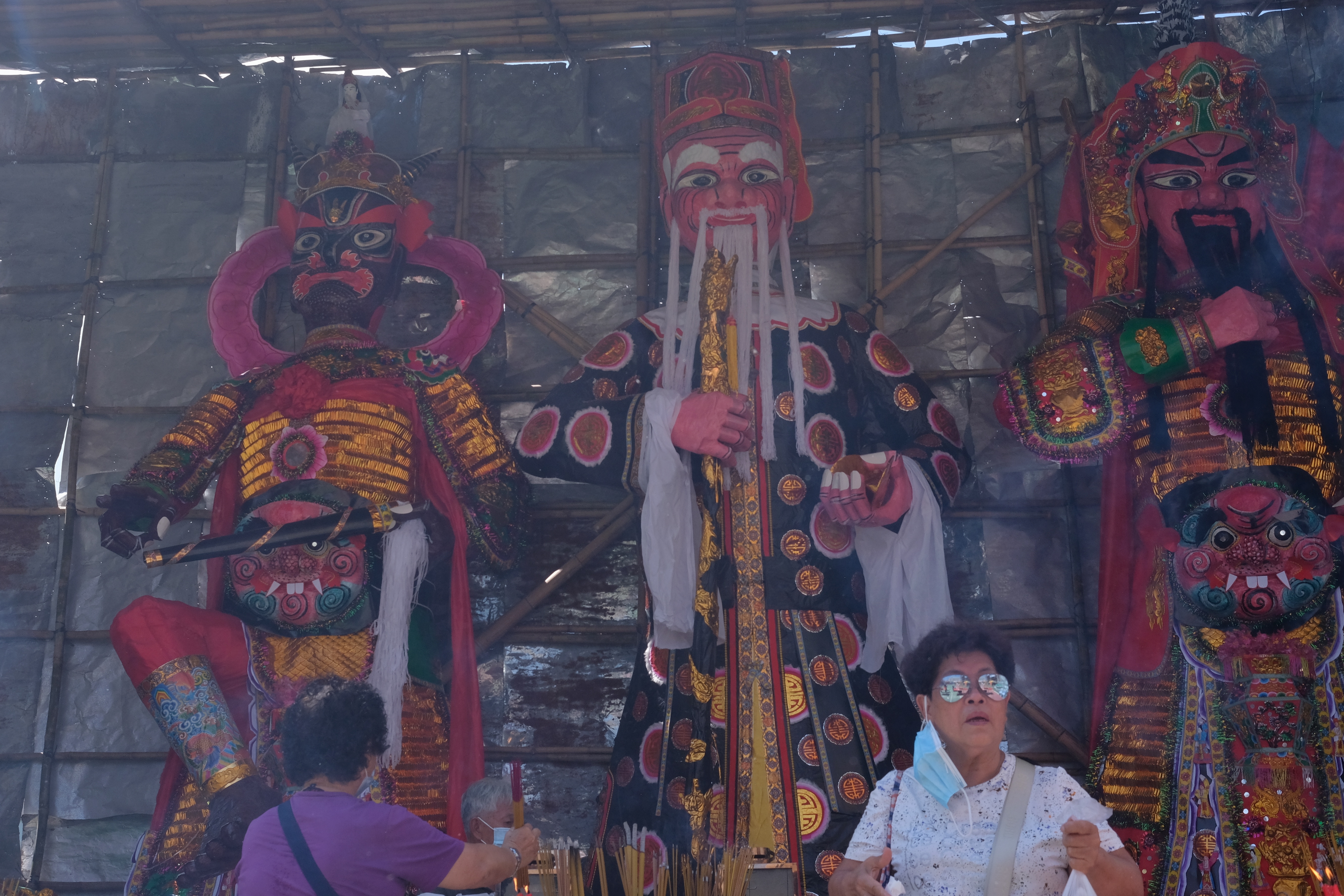 長洲太平清醮前夕 ，市民逛市道，舉辦神功戲開幕，為太平清醮做準備。（大公文匯全媒體記者麥鈞傑攝）