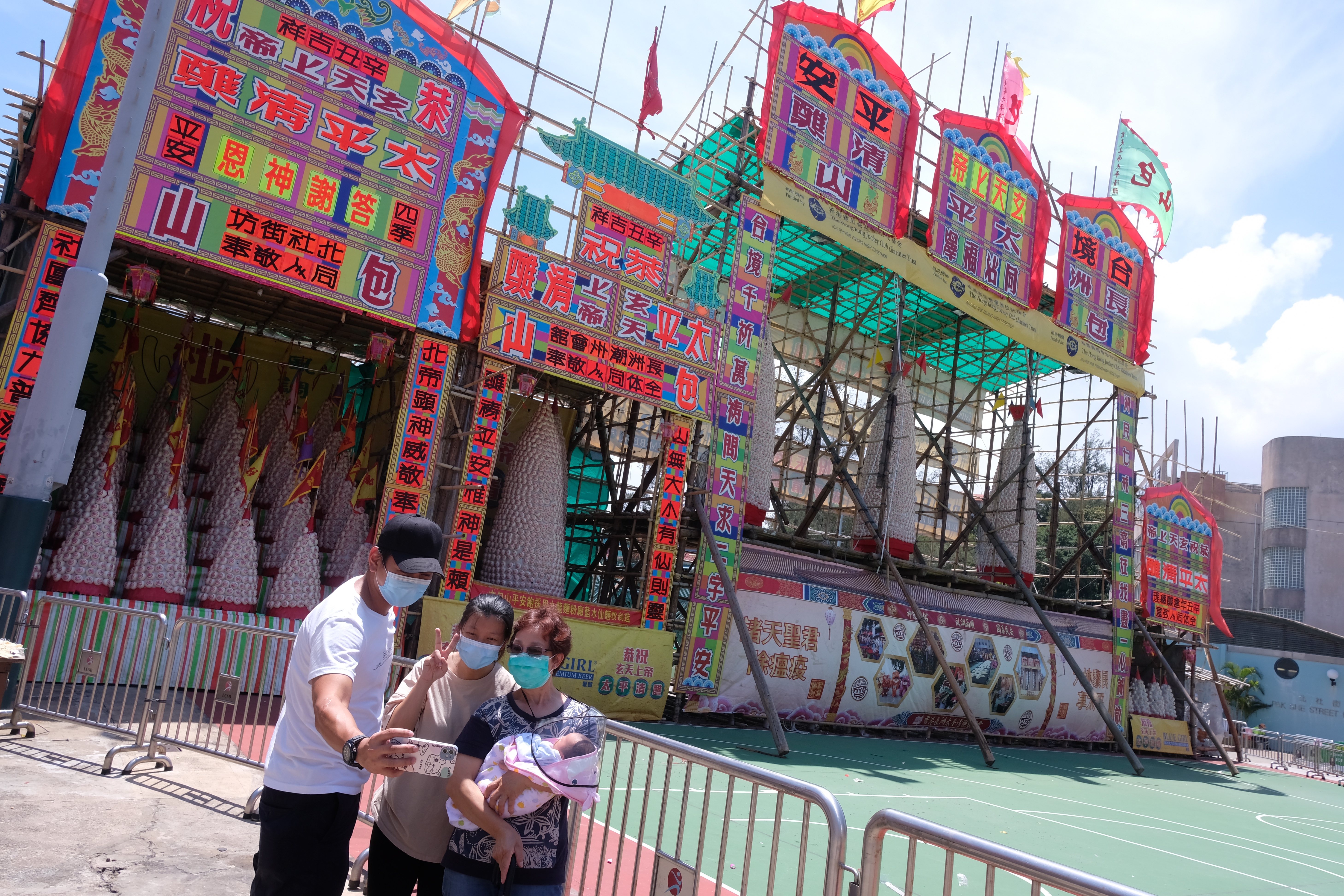 長洲太平清醮前夕 ，市民逛市道，舉辦神功戲開幕，為太平清醮做準備。（大公文匯全媒體記者麥鈞傑攝）