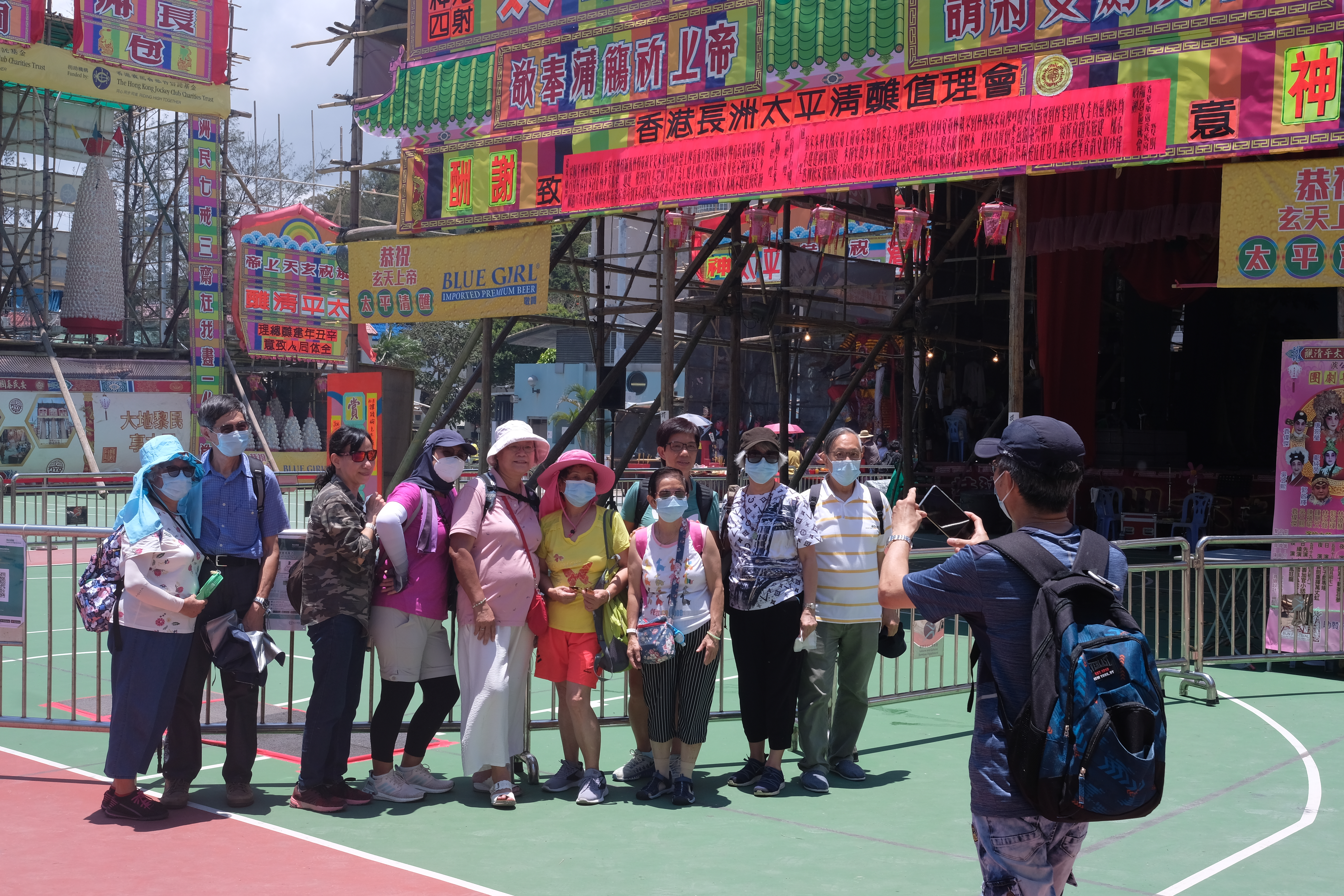 長洲太平清醮前夕 ，市民逛市道，舉辦神功戲開幕，為太平清醮做準備。（大公文匯全媒體記者麥鈞傑攝）