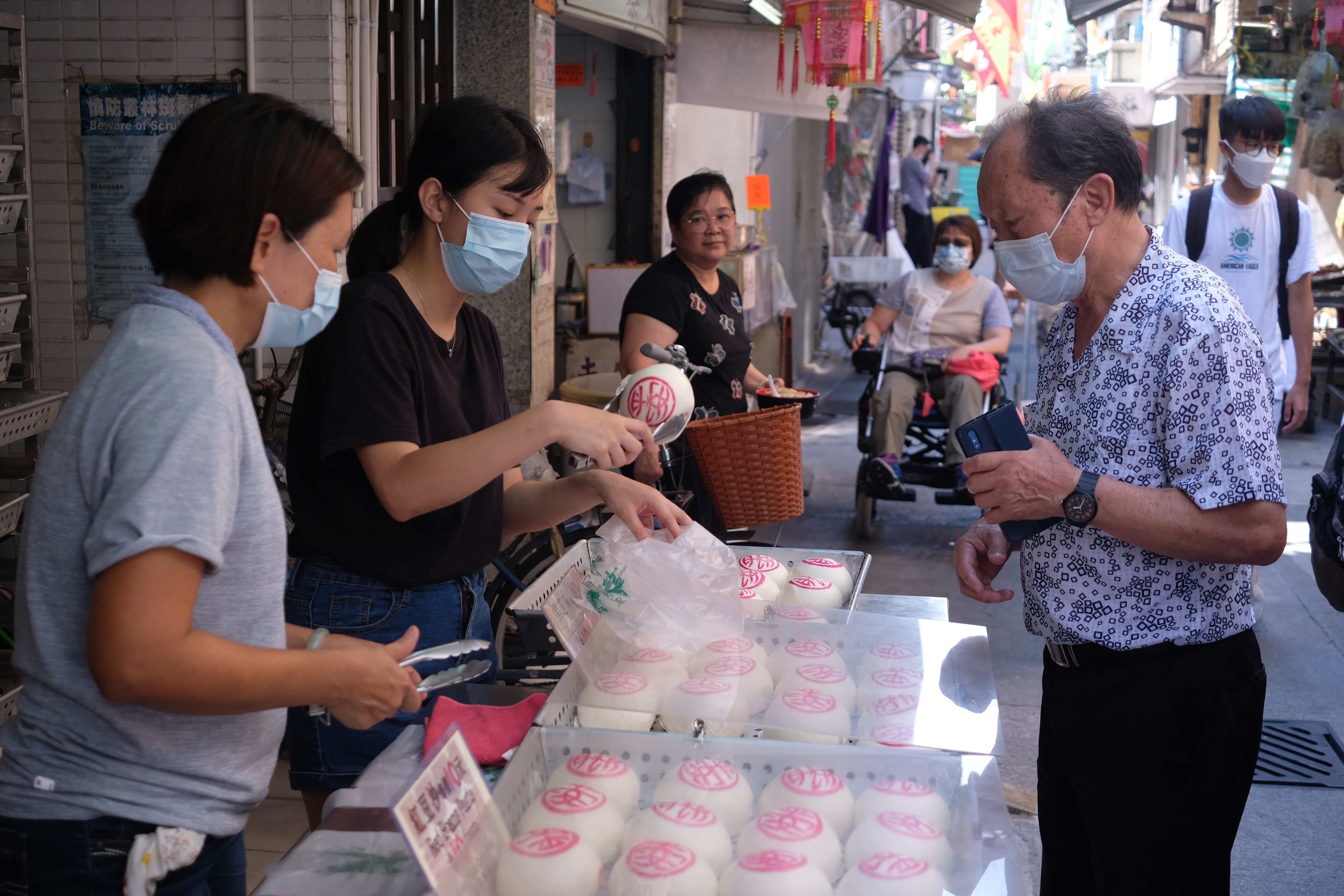 長洲太平清醮前夕 ，市民逛市道，舉辦神功戲開幕，為太平清醮做準備。（大公文匯全媒體記者麥鈞傑攝）