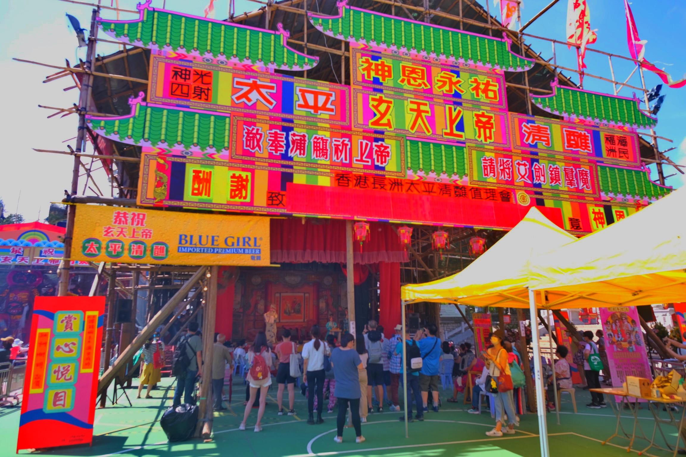 長洲太平清醮前夕 ，市民逛市道，舉辦神功戲開幕，為太平清醮做準備。（大公文匯全媒體記者麥鈞傑攝）