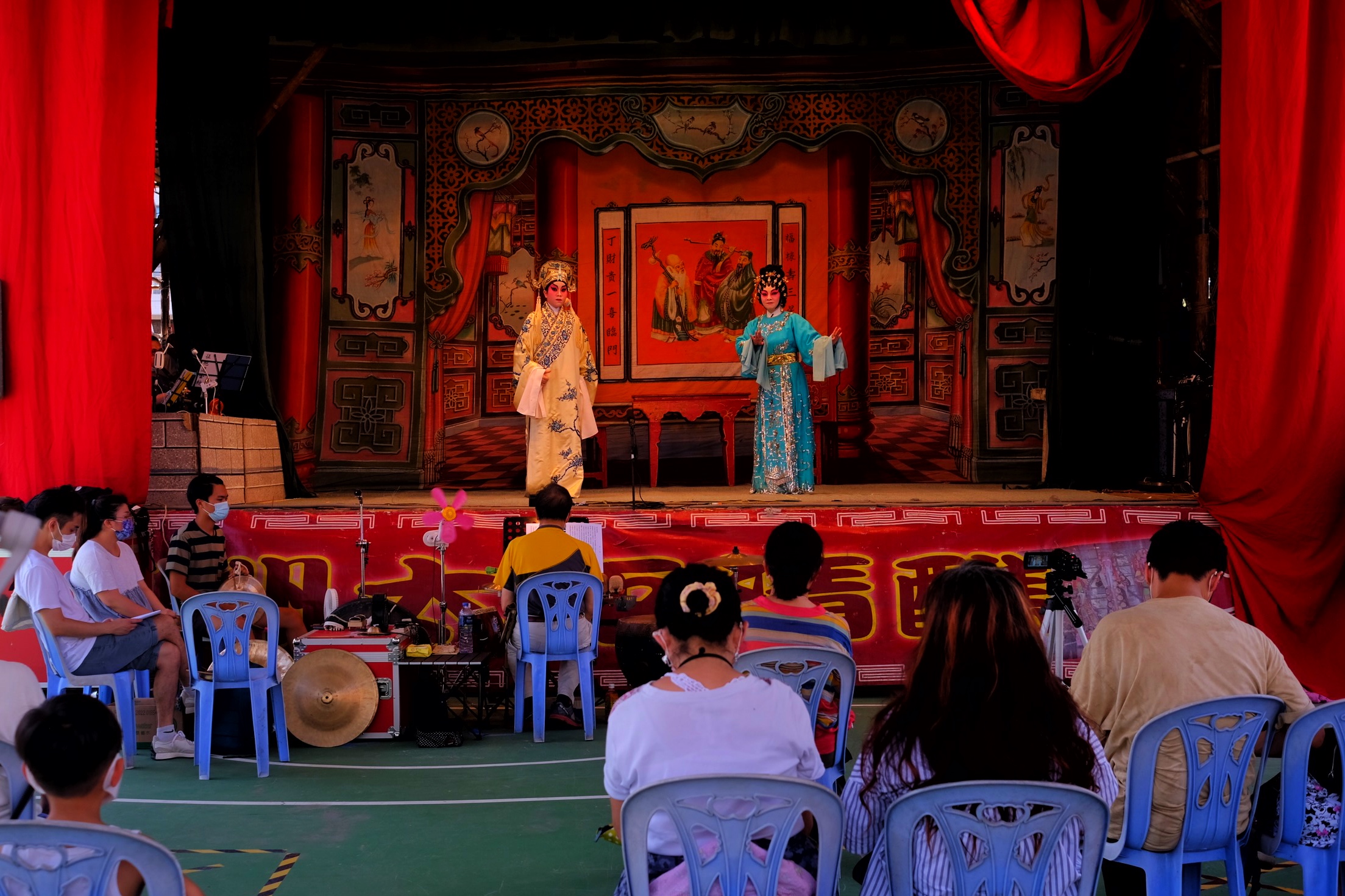 長洲太平清醮前夕 ，市民逛市道，舉辦神功戲開幕，為太平清醮做準備。（大公文匯全媒體記者麥鈞傑攝）