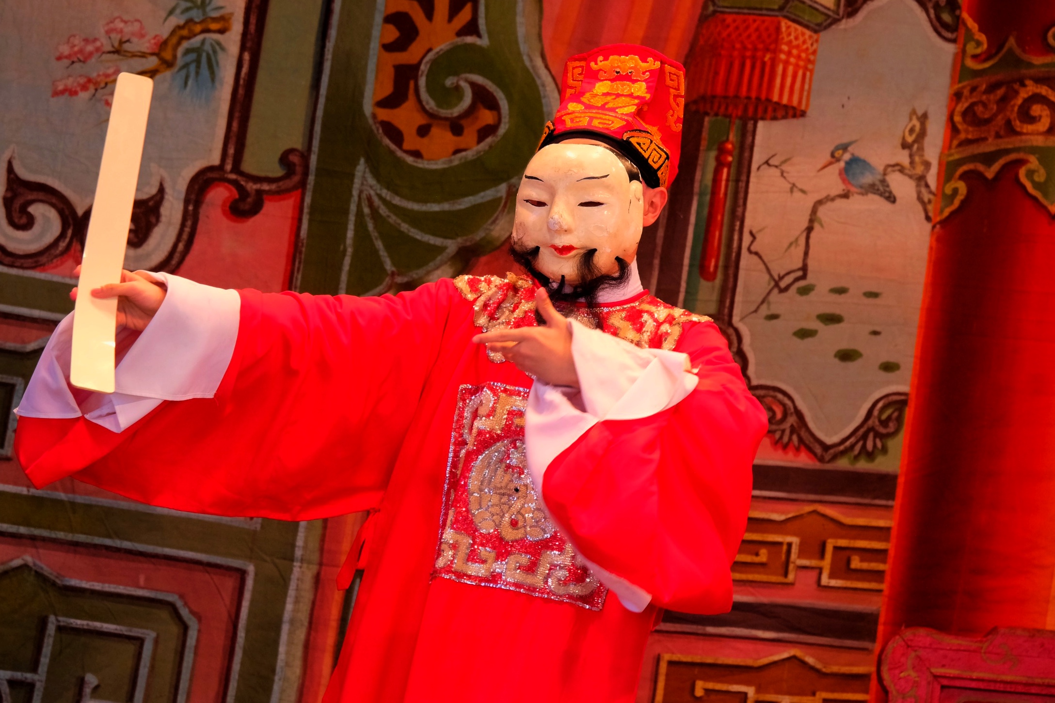 長洲太平清醮前夕 ，市民逛市道，舉辦神功戲開幕，為太平清醮做準備。（大公文匯全媒體記者麥鈞傑攝）