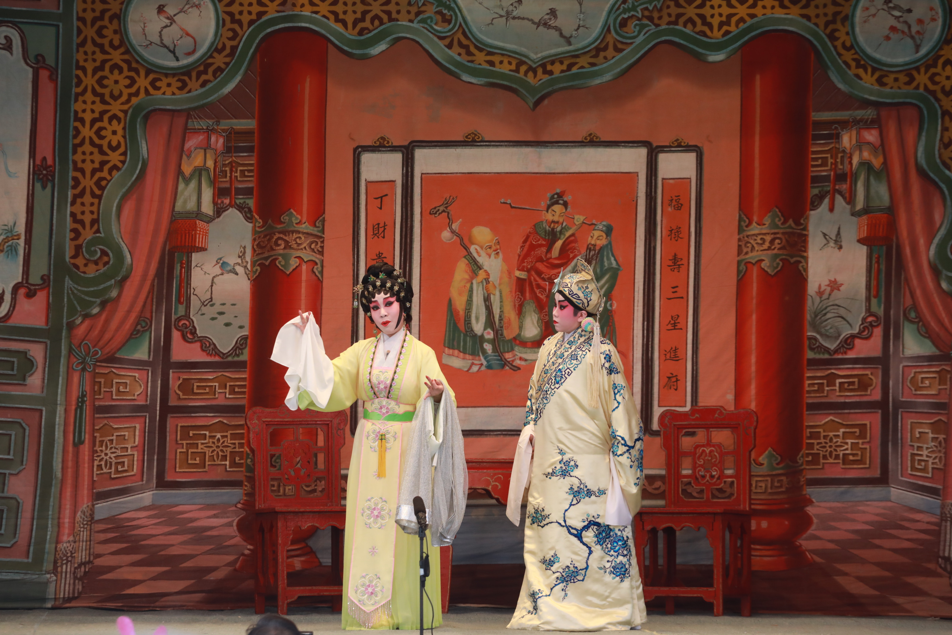 長洲太平清醮前夕 ，市民逛市道，舉辦神功戲開幕，為太平清醮做準備。（大公文匯全媒體記者攝）