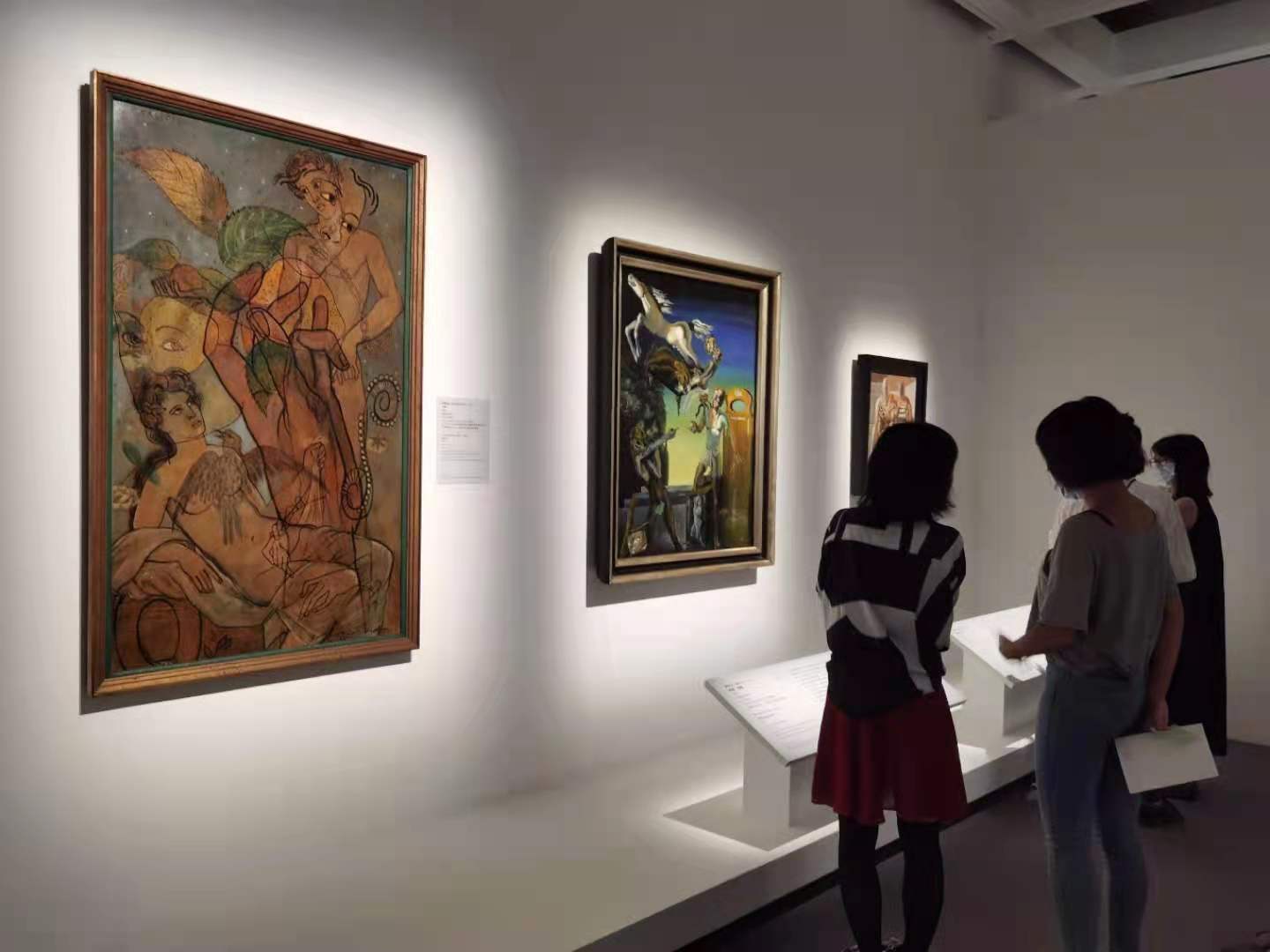 此次展覽展出超過100件精選作品及文獻資料，包括多位超現實主義藝術大師的作品，如喬治·德．基里訶、薩爾瓦多·達利、賀內·馬格利特、胡安·米羅、馬克斯·恩斯特、曼·雷及傑克遜·波洛克等。（大公文匯全媒體記者 攝）