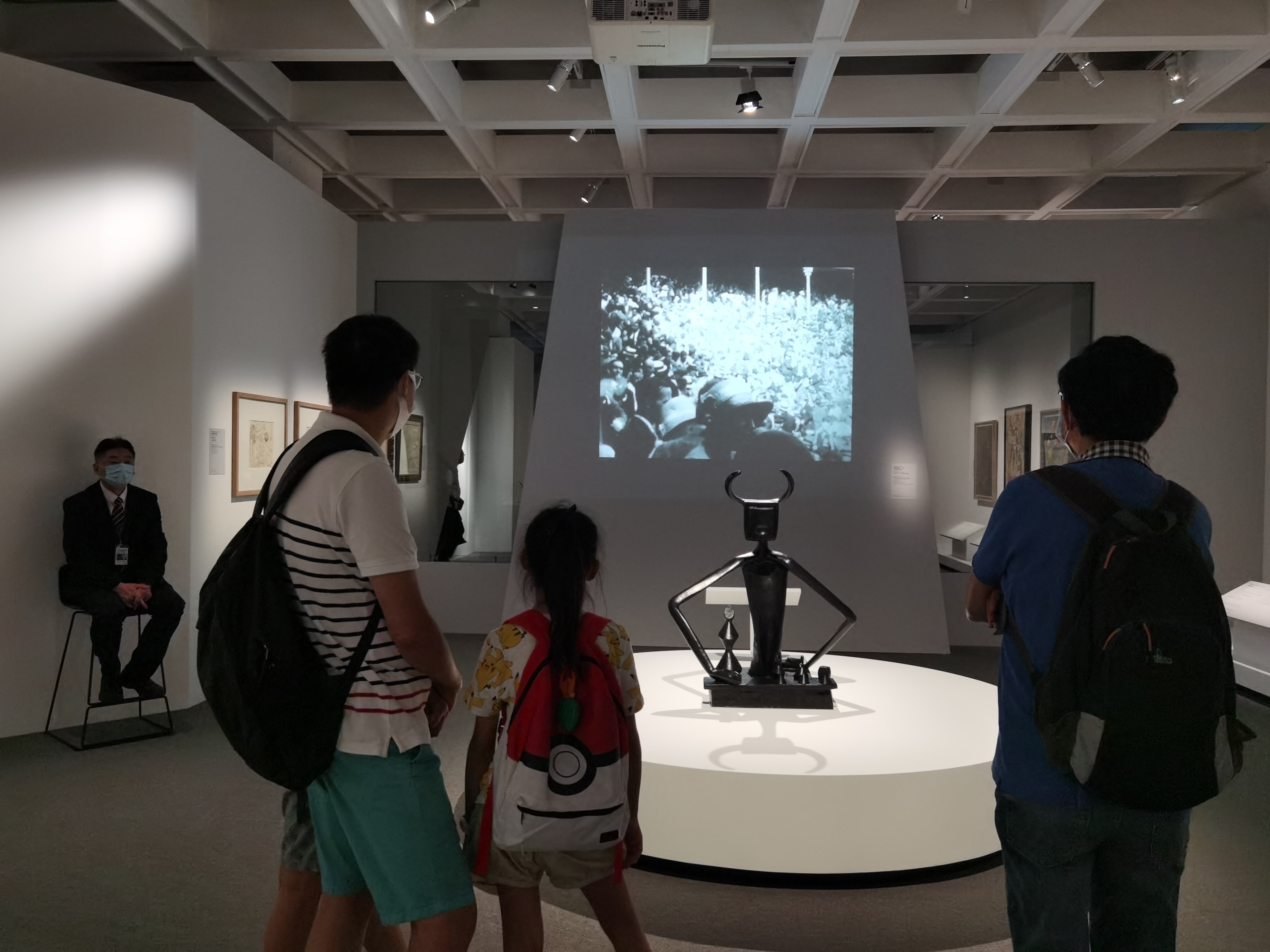 市民參觀「超現實之外——巴黎龐比度中心藏品展」。（大公文匯全媒體記者 攝）