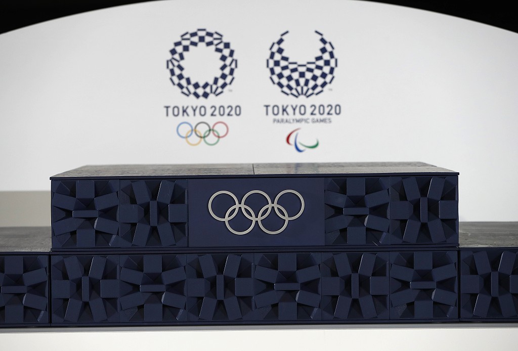 昨日（3日）是東京奧運會開幕倒計時50天紀念日。東京奧組委發布用於奧運會頒獎使用的音樂、領獎台、頒獎志願者禮服以及頒獎時盛放獎牌的托盤等物品。圖為東奧會頒獎台（新華社資料圖片）