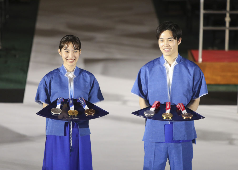 圖為東奧會展示的頒獎志願者禮服和獎牌託盤（新華社資料圖片）