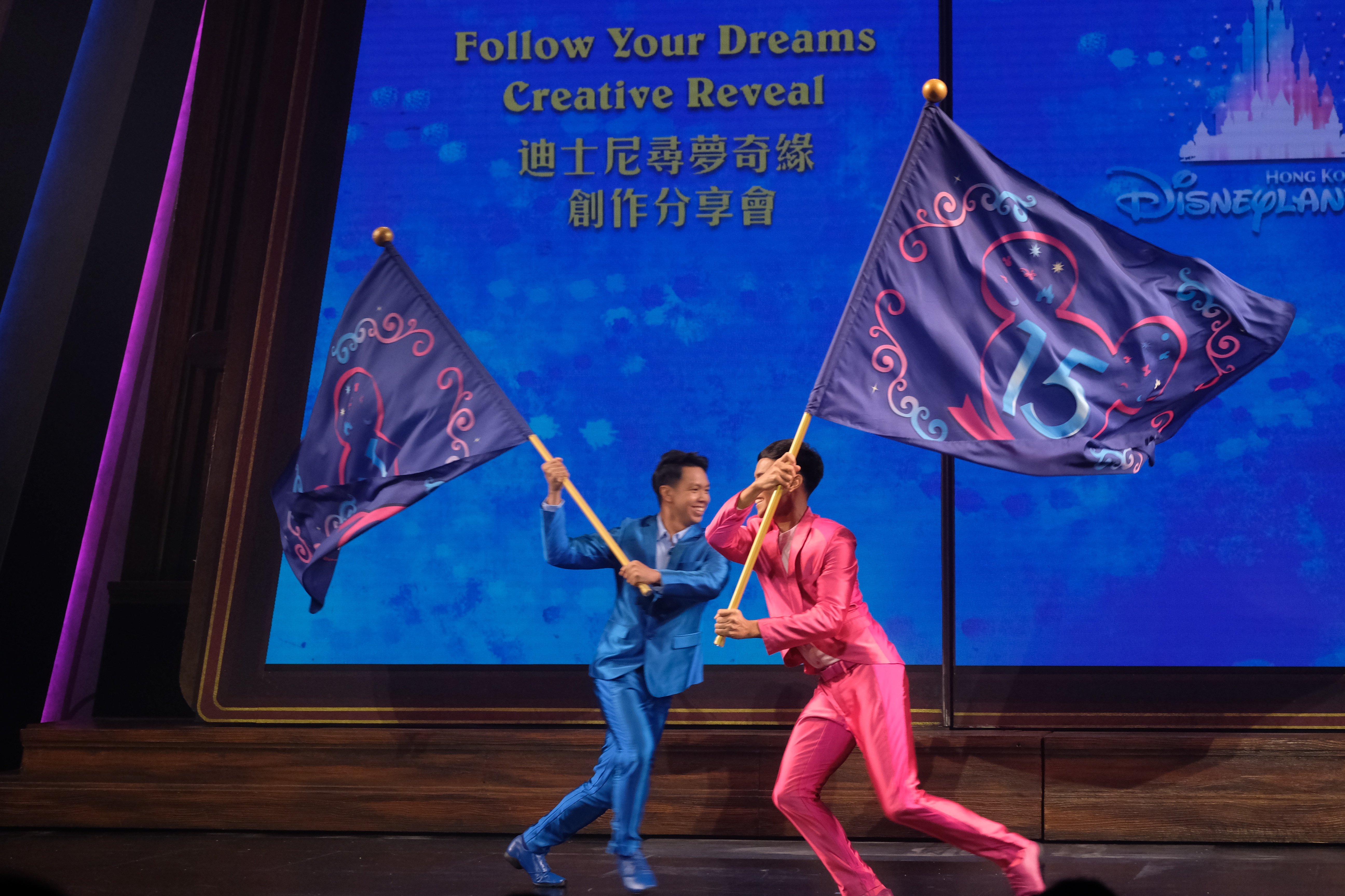 香港迪士尼樂園新城堡「奇妙夢想城堡」開幕半年，新城堡的全新日間匯演登場將於6月30日起登場，名為「迪士尼尋夢奇緣」。

樂園今日（9日）率先舉辦創作分享會，由幕後團隊分享創作，首次曝光部分表演，包括原創歌曲及重新編制的音樂，以及迪士尼朋友勇敢的追夢故事。

賓客將會跟隨米奇老鼠與多位全新配搭的迪士尼朋友，以令人耳目一新的音樂、舞蹈一起遊歷一場追夢之旅，啟發夢想，成就快樂。（大公文匯全媒體記者麥鈞傑攝）