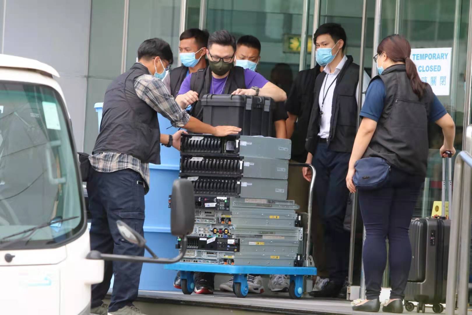 國安處調查發現，自2019年開始，在《蘋果日報》中有數十篇文章呼籲制裁香港與中華人民共和國。圖為警員檢走大樓內證物。（香港文匯報記者 攝）