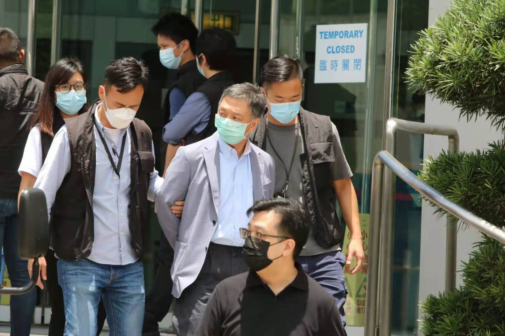 壹傳媒營運總裁周達權被押送離開大樓。（香港文匯報記者 攝）