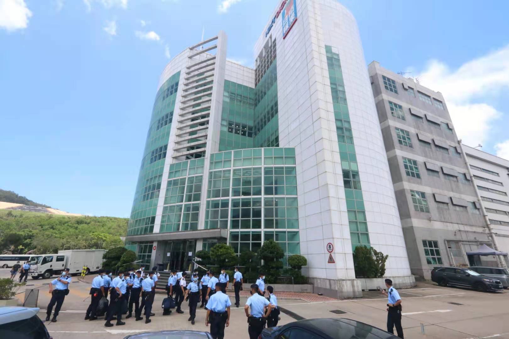 警務處國家安全處今（17日）早拘捕壹傳媒集團5名董事，指他們涉嫌違反香港國安法「串謀勾結外國或境外勢力危害國家安全罪」。警方並向法庭申請手令搜查將軍澳壹傳媒大樓，手令容許處理新聞材料資料，亦容許檢取大樓內電子儀器包括手機、電腦等。經過逾5小時搜查，中午1時許，壹傳媒大樓解封，警員陸續上車離開。（香港文匯報記者 攝）