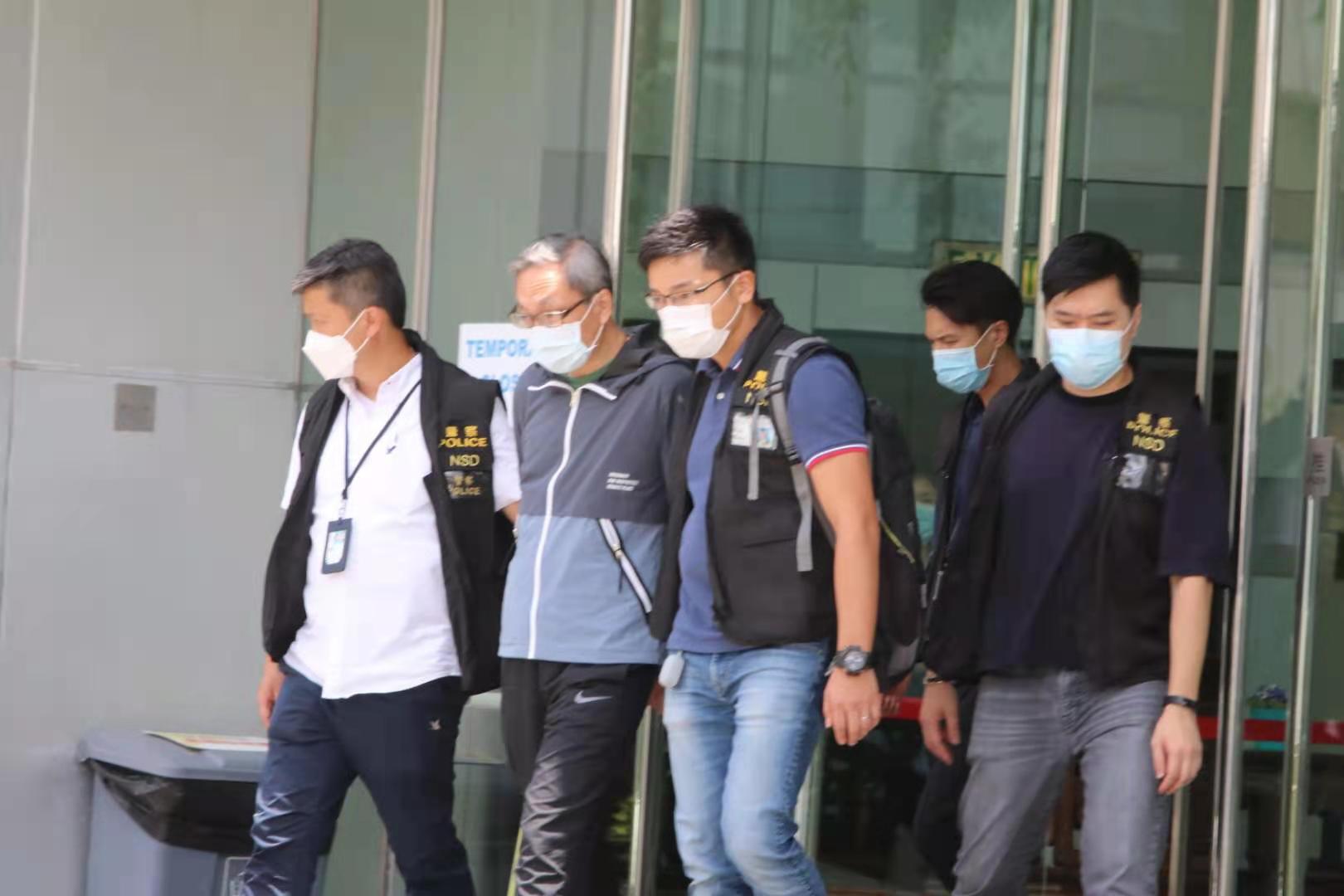 壹傳媒集團行政總裁張劍虹被押送離開大樓。（香港文匯報記者 攝）