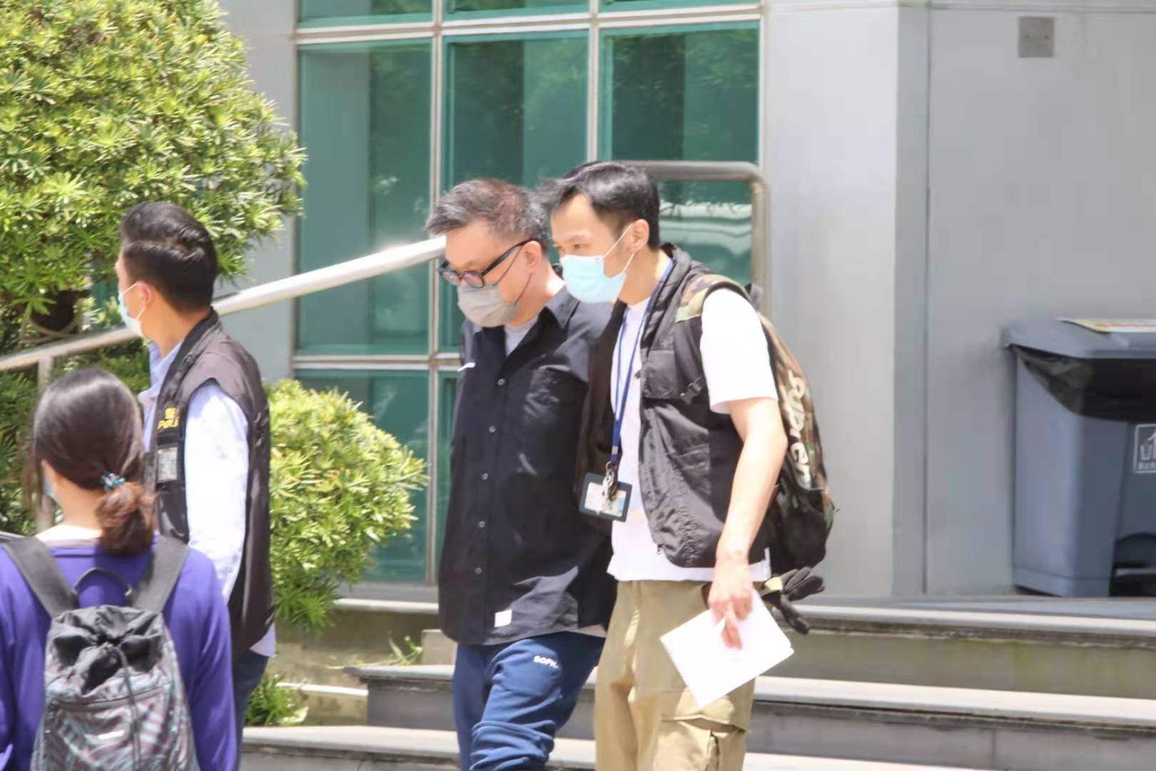 《蘋果日報》執行總編輯張志偉被押送離開大樓。（香港文匯報記者 攝）