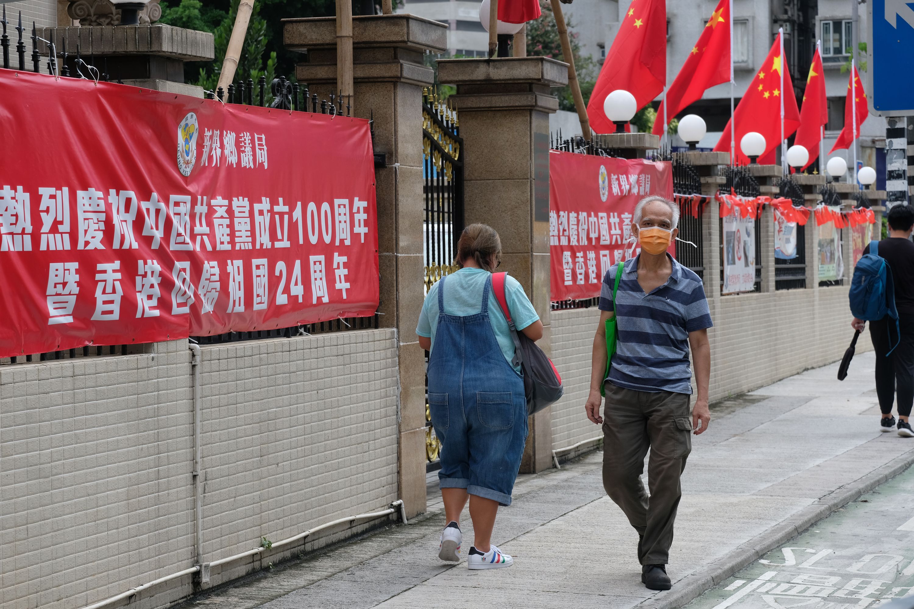 今年7月1日是中國共產黨成立100周年和香港回歸祖國24周年紀念日。香港新界元朗、大埔等地多處建築物上和道路旁都有人掛出喜慶花牌和橫幅，慶祝建黨百年及香港回歸。

（大公文匯網記者  麥鈞傑  攝）