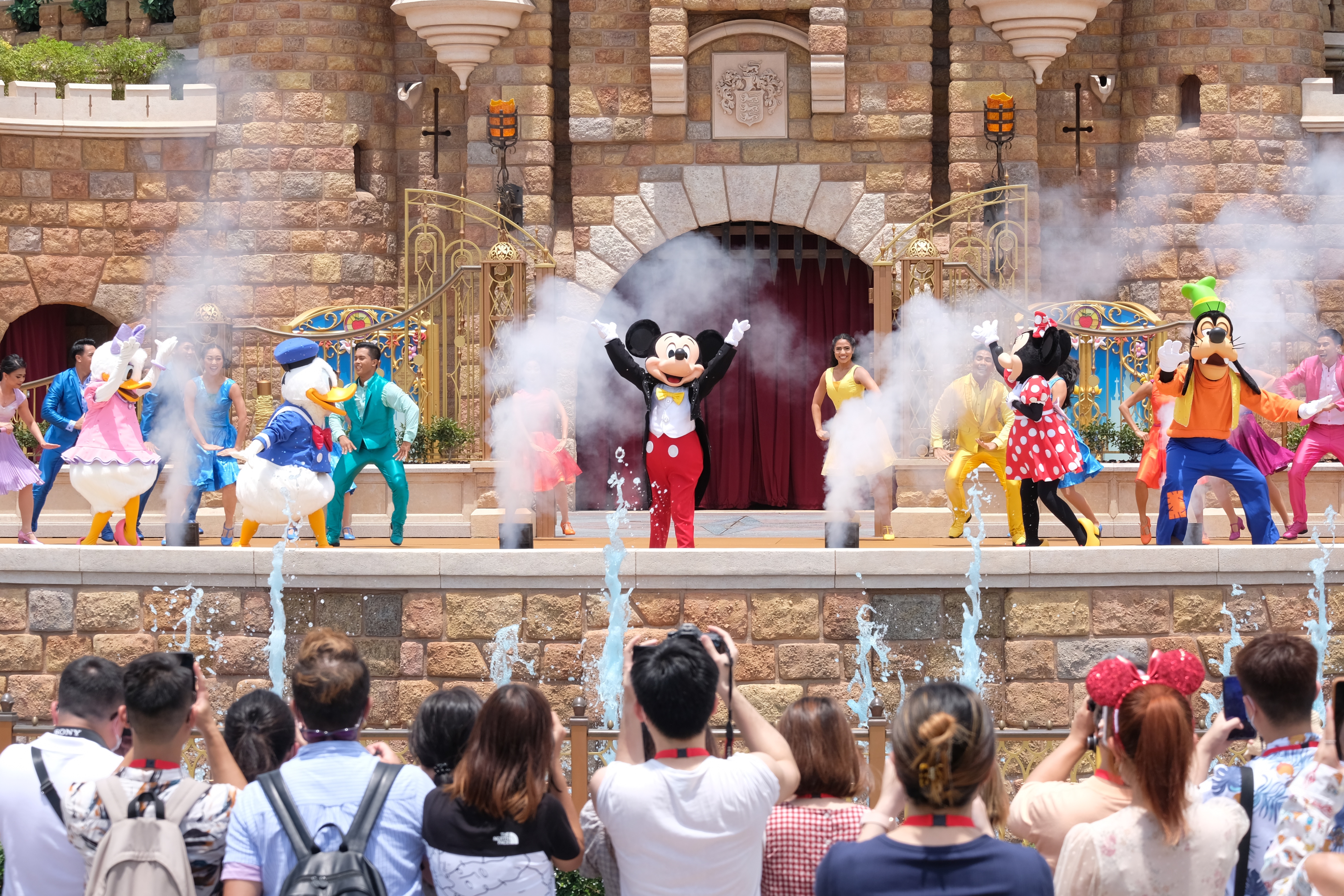 為慶祝香港迪士尼樂園踏入15周年的全新匯演《迪士尼尋夢奇緣》，今日（30日）首次公演。20多位表演者在多首全新原創歌曲下表演，更有《玩轉極樂園》中7米長的靈獸比比塔出現。
（大公文匯全媒體記者麥鈞傑攝）