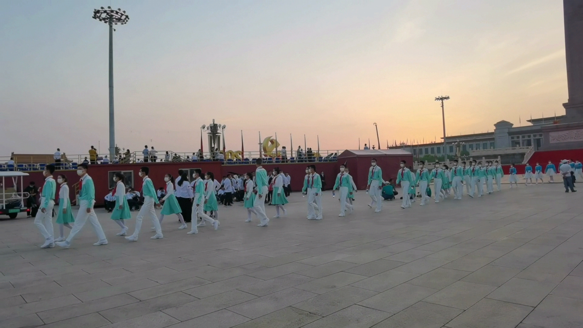 慶祝中國共產黨成立100周年大會今日（1日）上午8時在北京天安門廣場隆重舉行，各族各界人士7萬餘人出席慶祝大會，抒發對黨的熱愛和祝福。圖為參加慶祝大會合唱團的演員們與朝陽同行。（大公文匯全媒體記者朱燁攝 ）