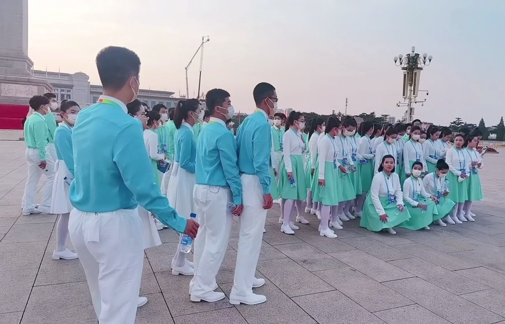 參加慶祝大會合唱團和詩朗誦的演員們合影。（ 大公文匯全媒體記者朱燁攝 朱燁攝 ）