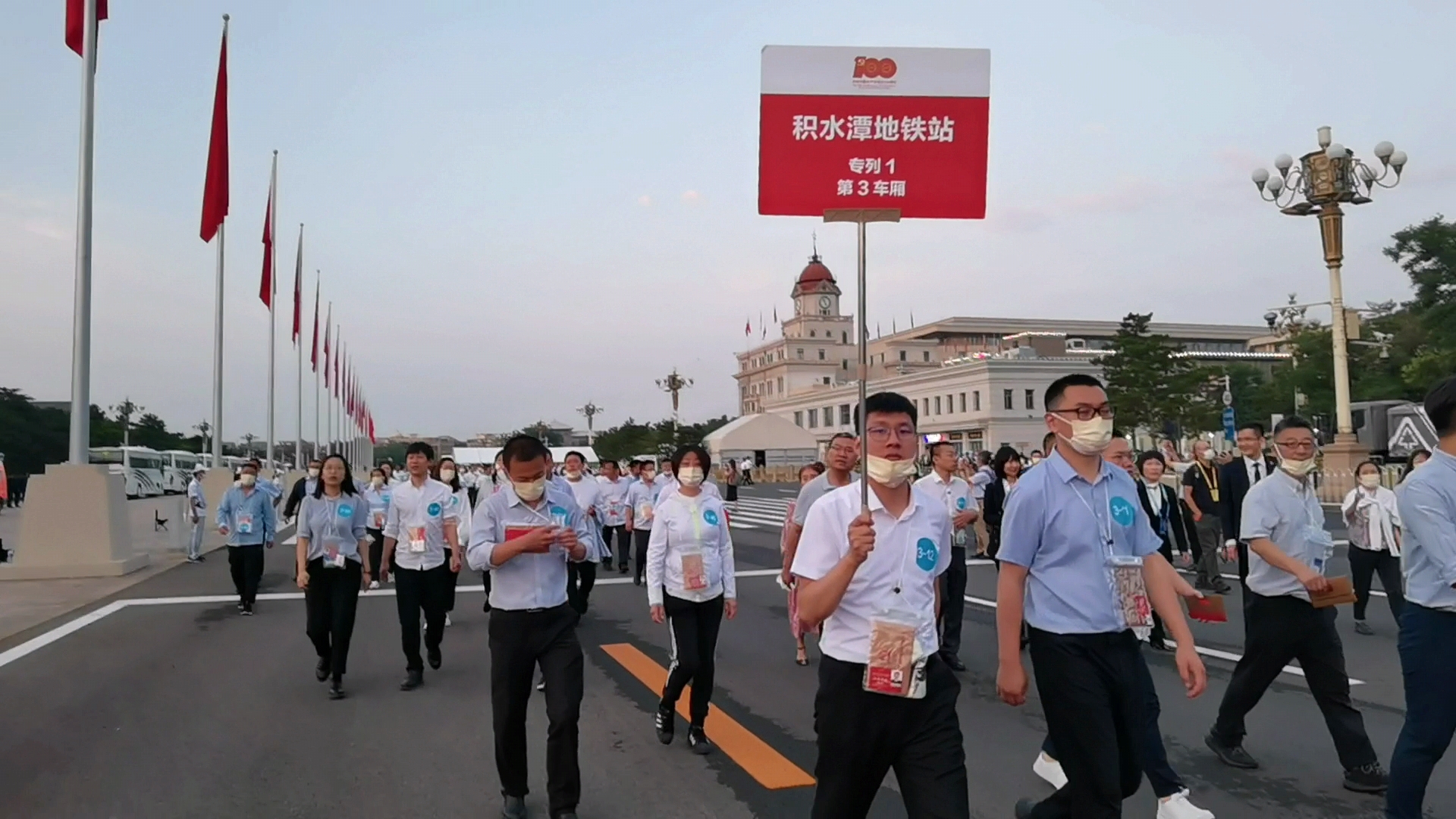 來自各行各業的觀禮嘉賓入場。（大公文匯全媒體記者朱燁攝 朱燁攝 ）