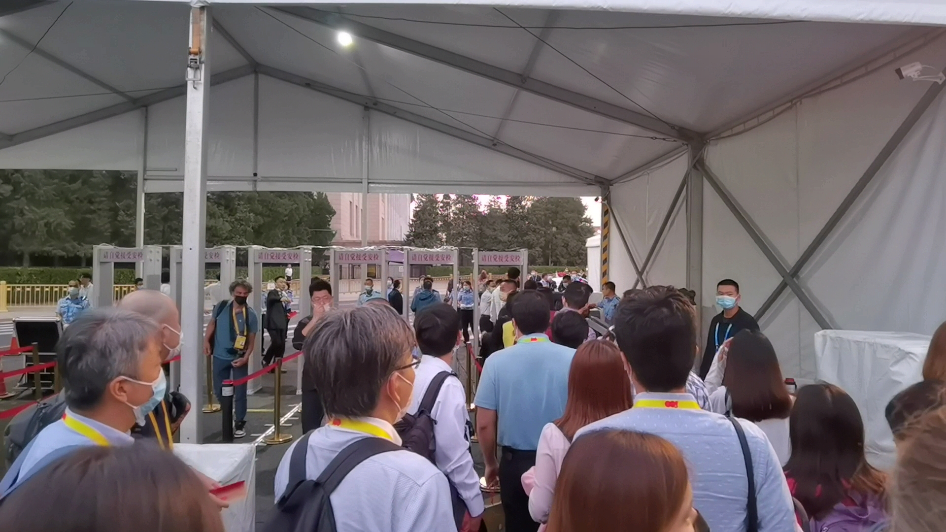中外記者們在進入天安門廣場前進行二次安檢。（ 大公文匯全媒體記者朱燁攝 ）