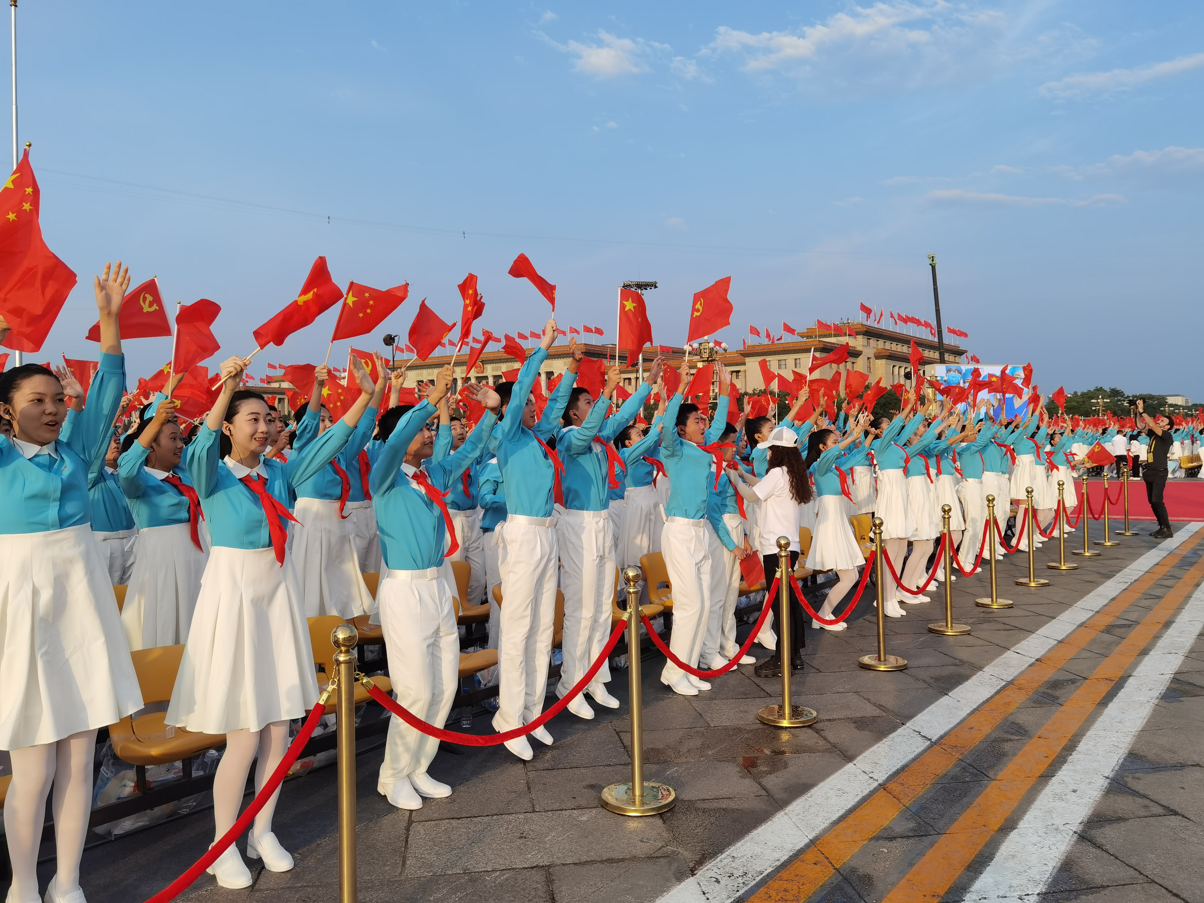 軍樂團和學生們在慶祝大會正式開始前暖場合練。（ 大公文匯全媒體記者朱燁攝  ）