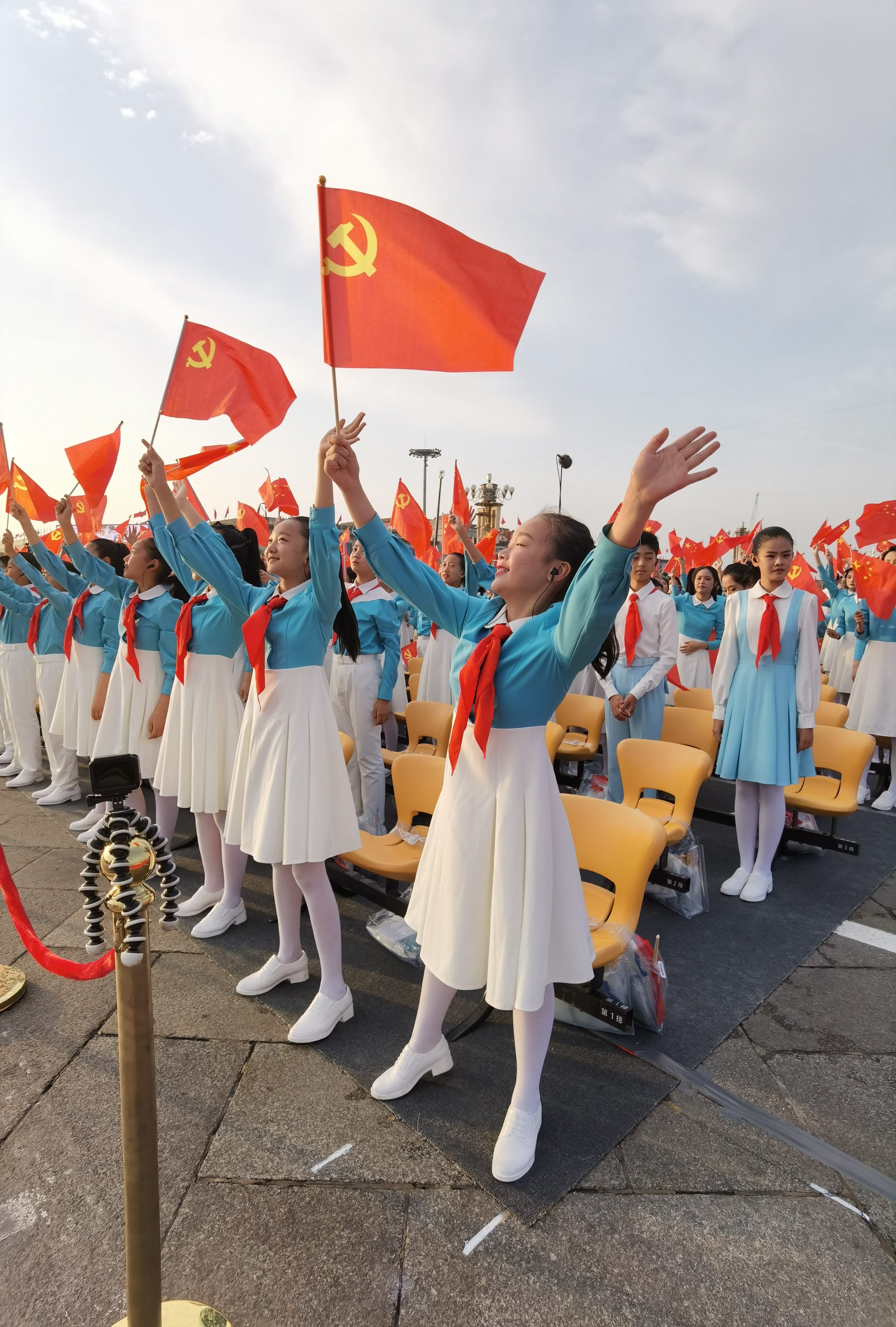  軍樂團和學生們在慶祝大會正式開始前暖場合練。（大公文匯全媒體記者朱燁攝 ）