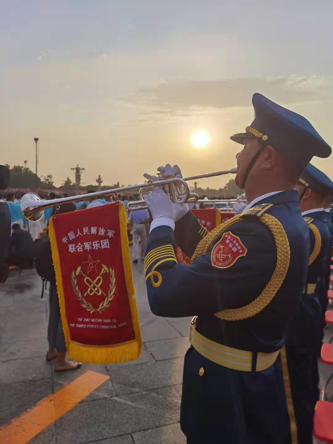  軍樂團和學生們在慶祝大會正式開始前暖場合練。（大公文匯全媒體記者朱燁攝 ）