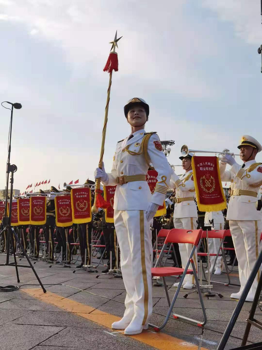  軍樂團和學生們在慶祝大會正式開始前暖場合練。（大公文匯全媒體記者朱燁攝 ）