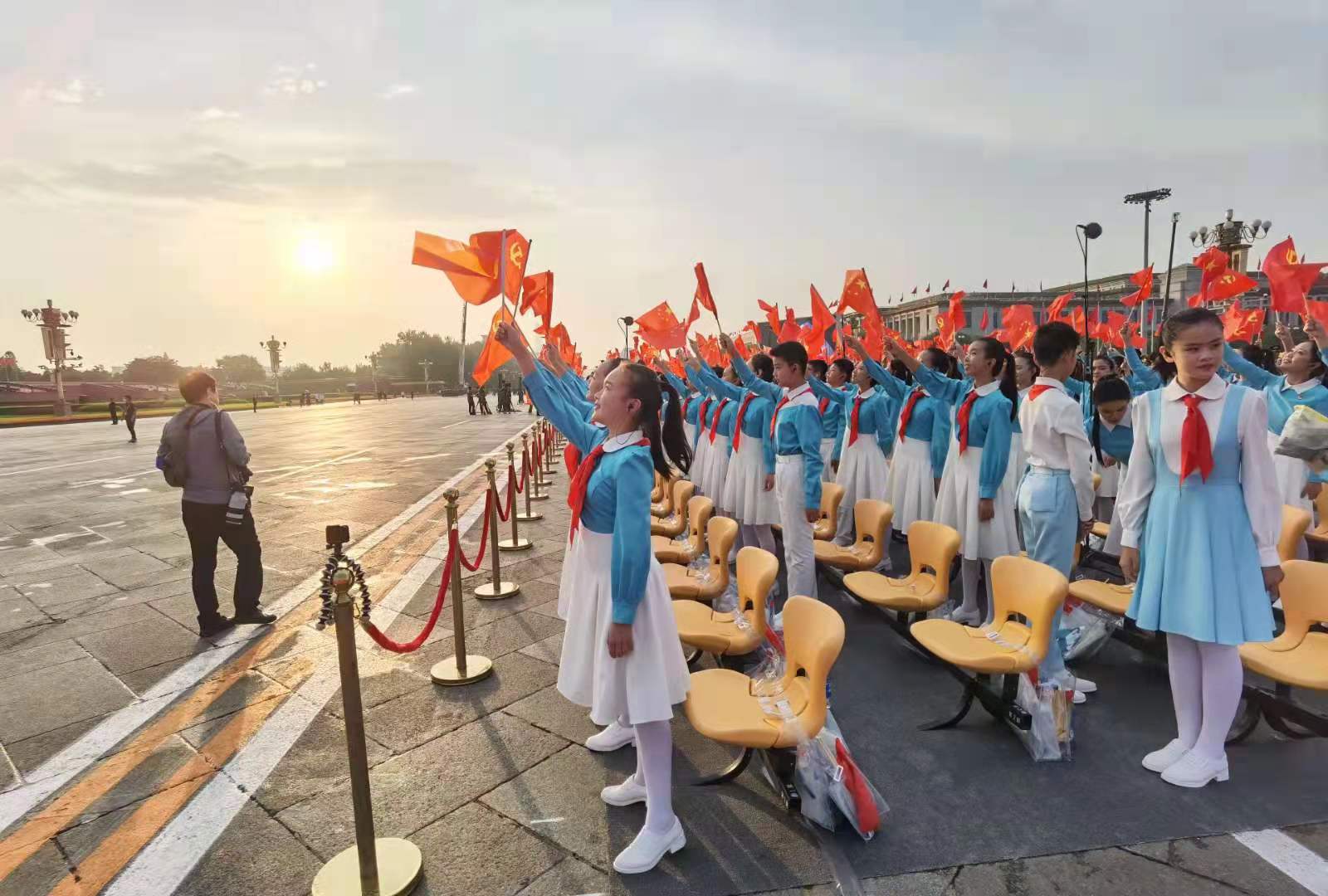  軍樂團和學生們在慶祝大會正式開始前暖場合練。（ 大公文匯全媒體記者朱燁攝 ）