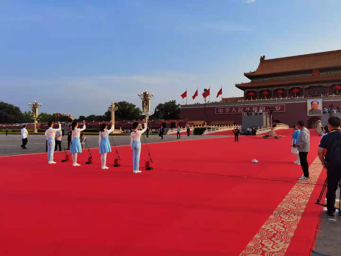  軍樂團和學生們在慶祝大會正式開始前暖場合練。（ 大公文匯全媒體記者朱燁攝 ）