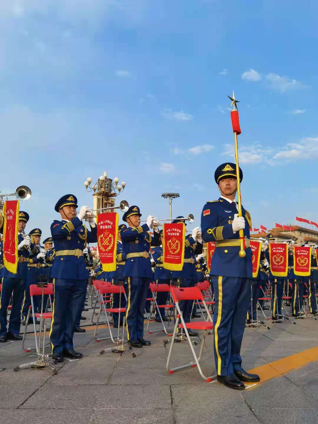  軍樂團和學生們在慶祝大會正式開始前暖場合練。（大公文匯全媒體記者朱燁攝 ）