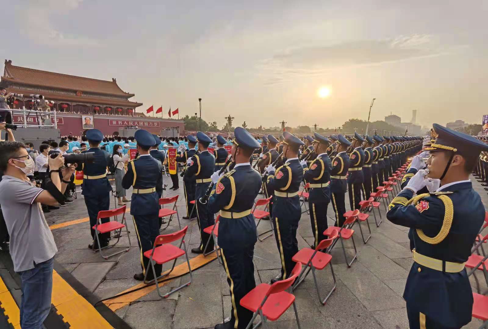  軍樂團和學生們在慶祝大會正式開始前暖場合練。（大公文匯全媒體記者朱燁攝 ）