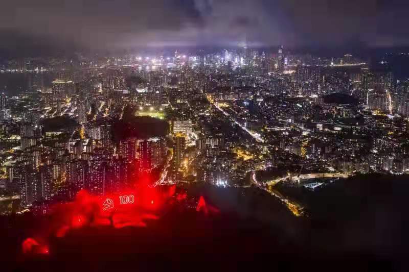 有一同上山的團友表示，在登獅子山時，很有井岡山走「挑糧小道」的感覺。就像毛主席當年走中國革命發展的道路，雖然辛苦，但心中非常滿足，充滿榮耀與使命感。（受訪者供圖）