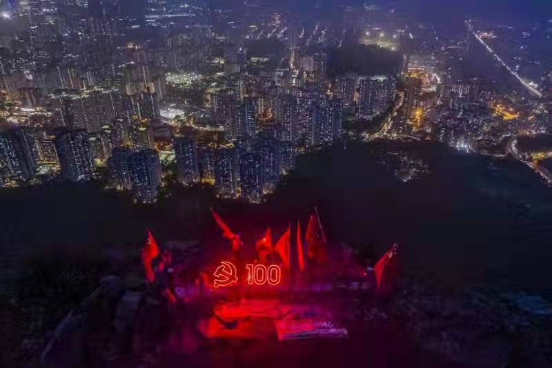 值中國共產黨建黨100周年之際，昨日（30日）也是香港國安法頒布實施一周年，香港「香江情中國心」社團一眾人士，登上獅子山山頂，點亮中國共產黨黨徽形象的燈光與「100」的字樣，高舉五星紅旗，熱烈慶祝黨的生日及香港回歸24周年。（受訪者供圖）