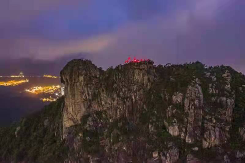 獅子山頂，國旗隨風飄揚十分壯觀。（受訪者供圖）