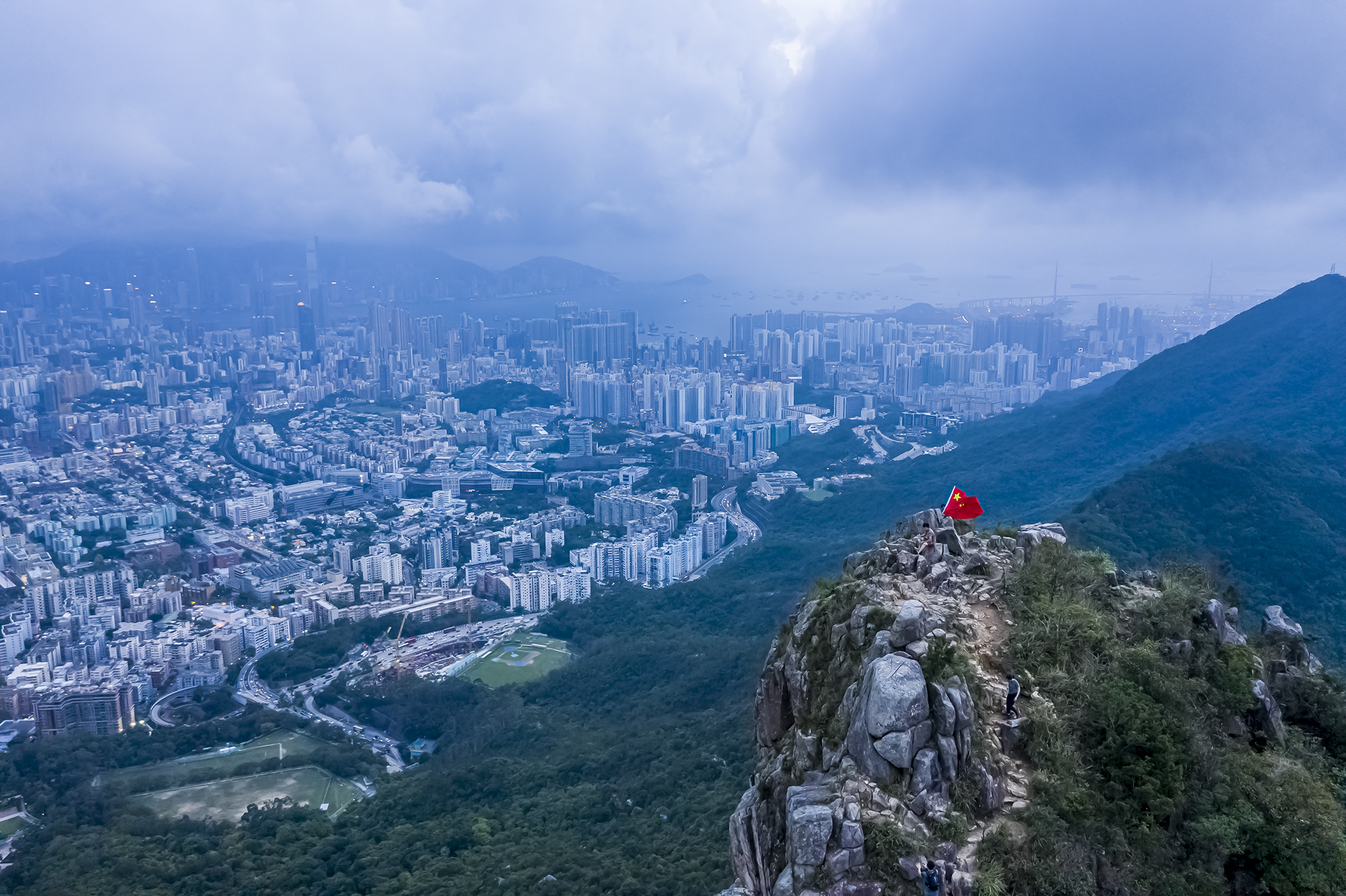 獅子山頂，國旗迎風飄揚。（受訪者供圖）