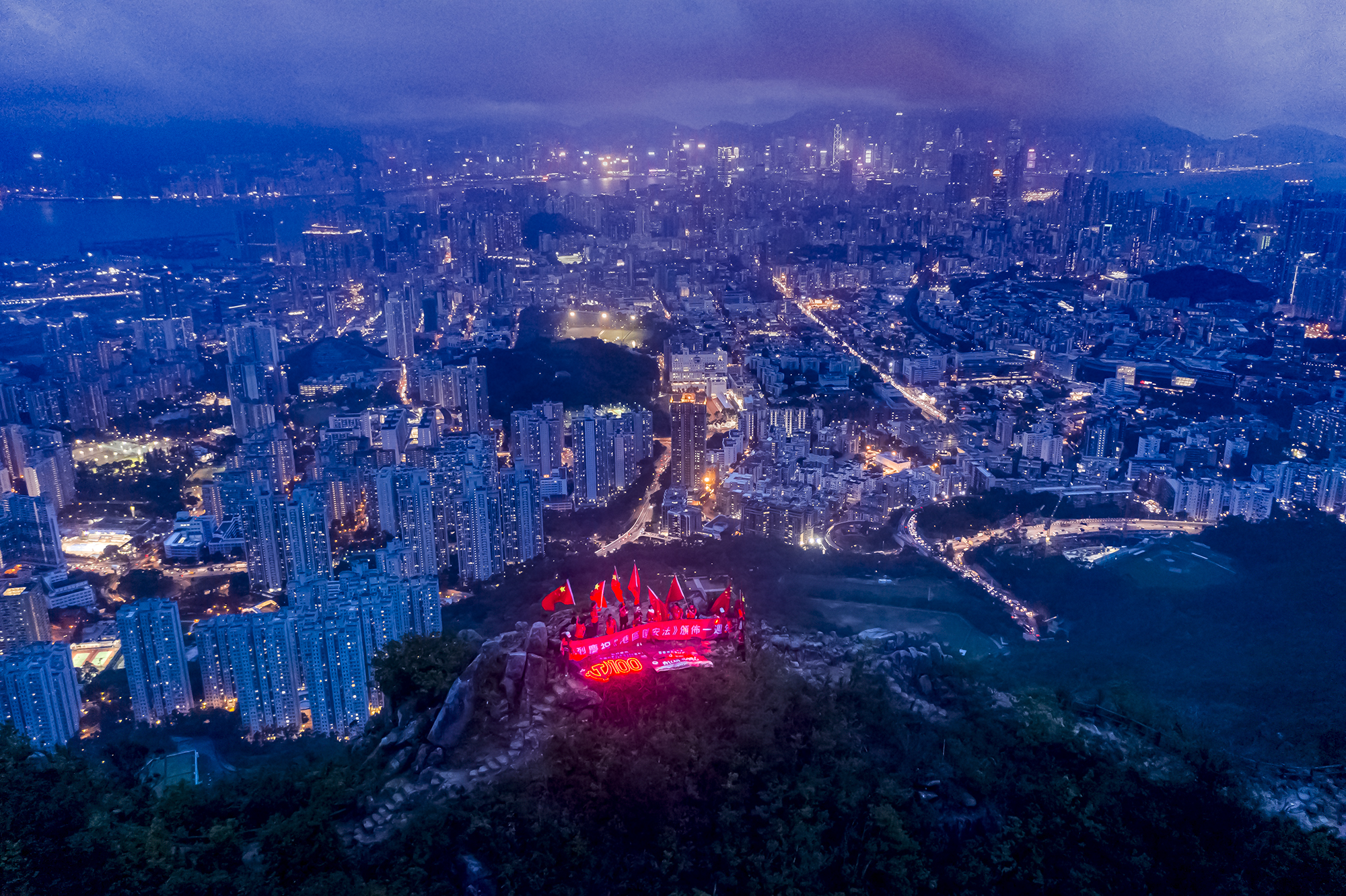 獅子山頂，國旗迎風飄揚。（受訪者供圖）