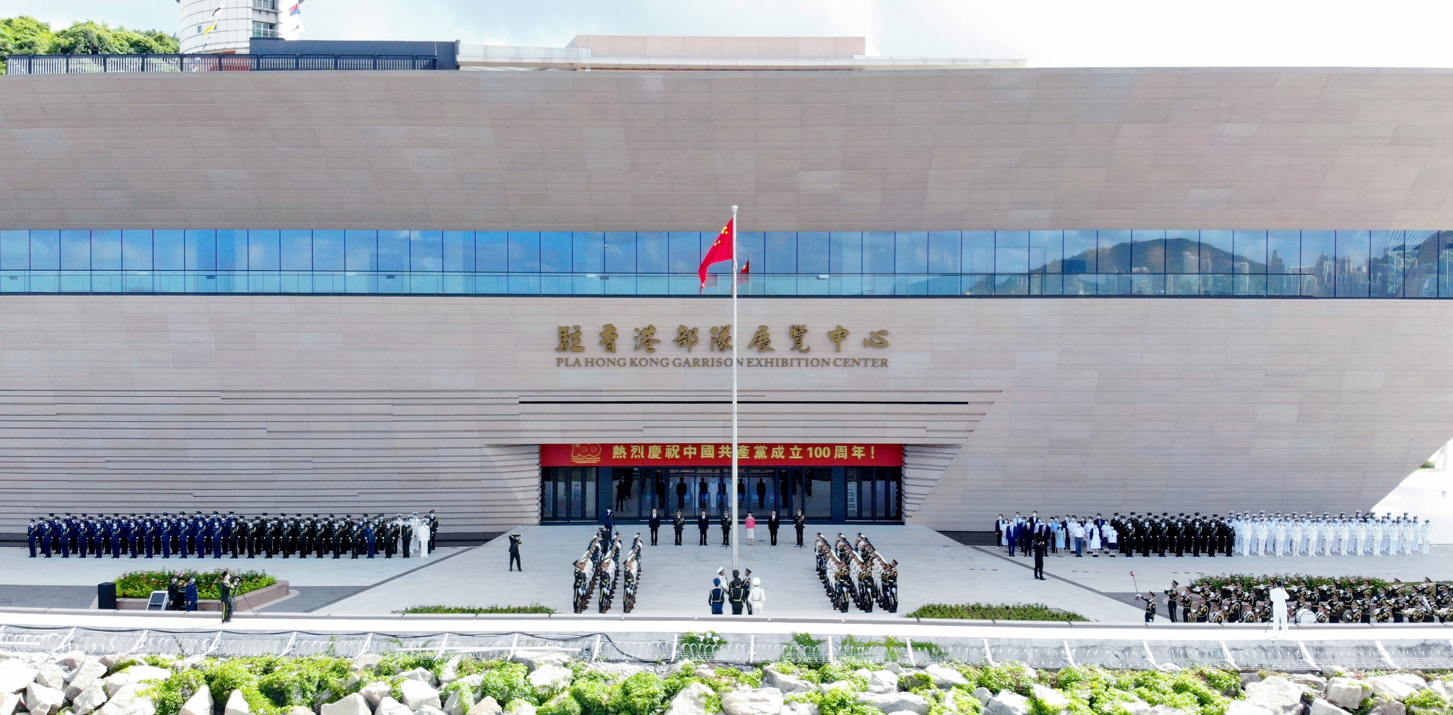 開放啟動儀式前，在展覽中心廣場組織升國旗儀式。